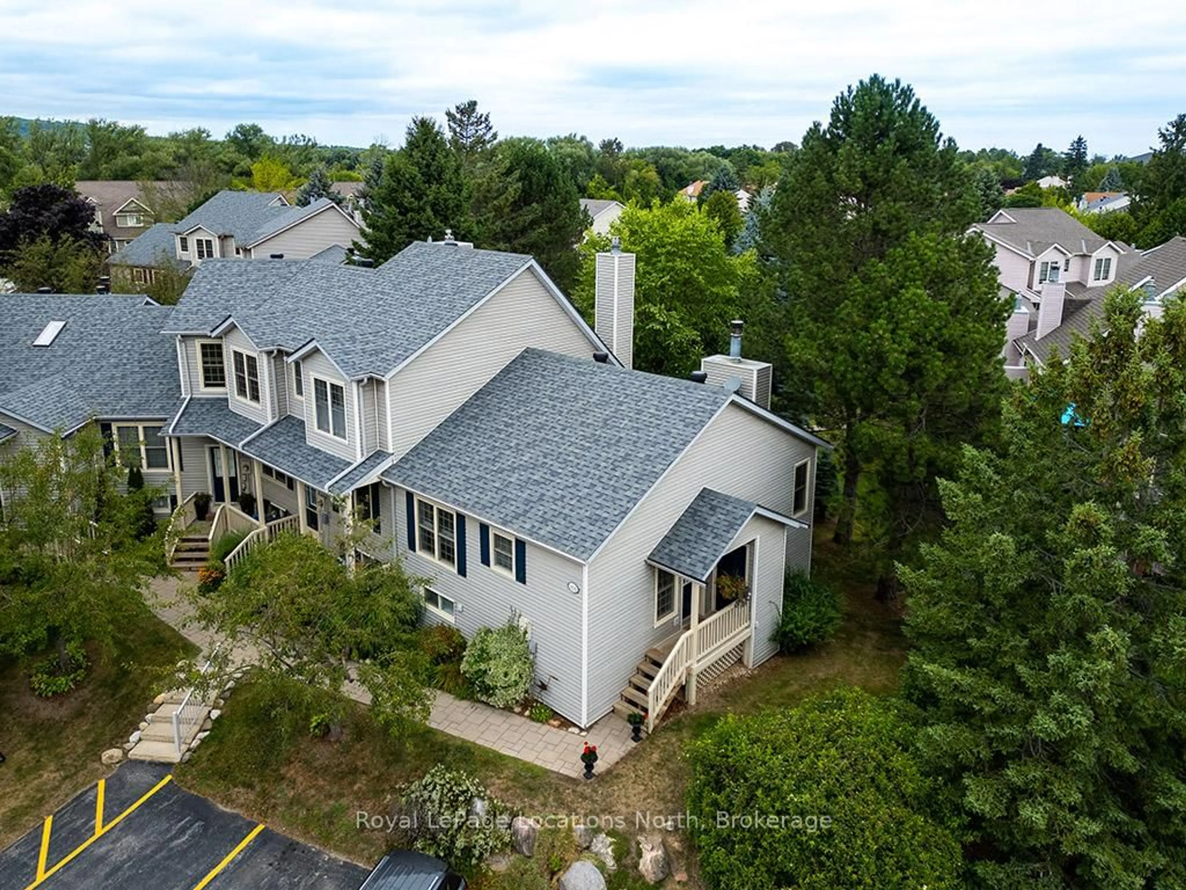 A pic from outside/outdoor area/front of a property/back of a property/a pic from drone, unknown for 150 VICTORIA St #159, Blue Mountains Ontario N0H 2P0