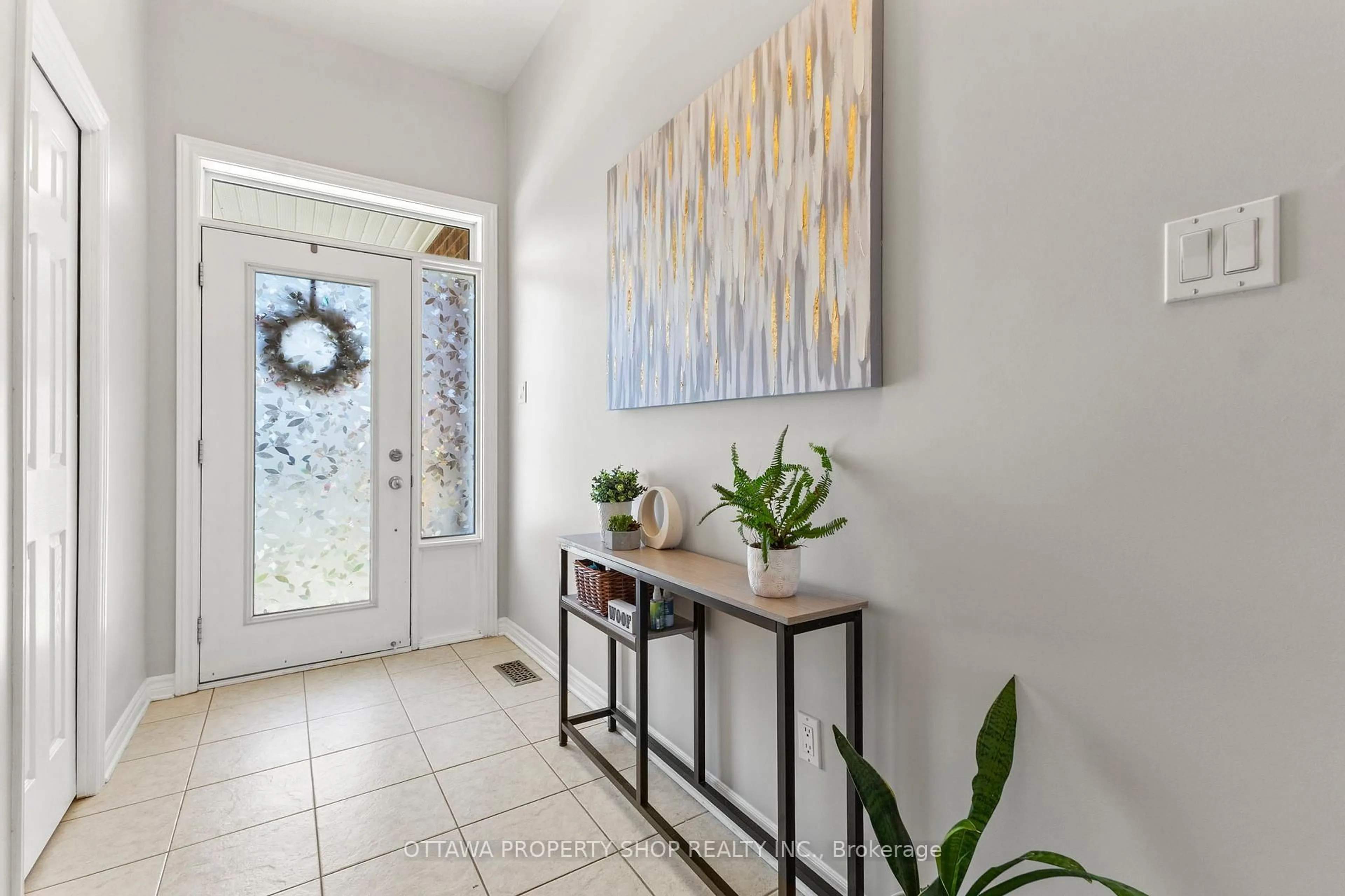 Indoor entryway for 73 Selhurst Ave, Ottawa Ontario K2G 7C9