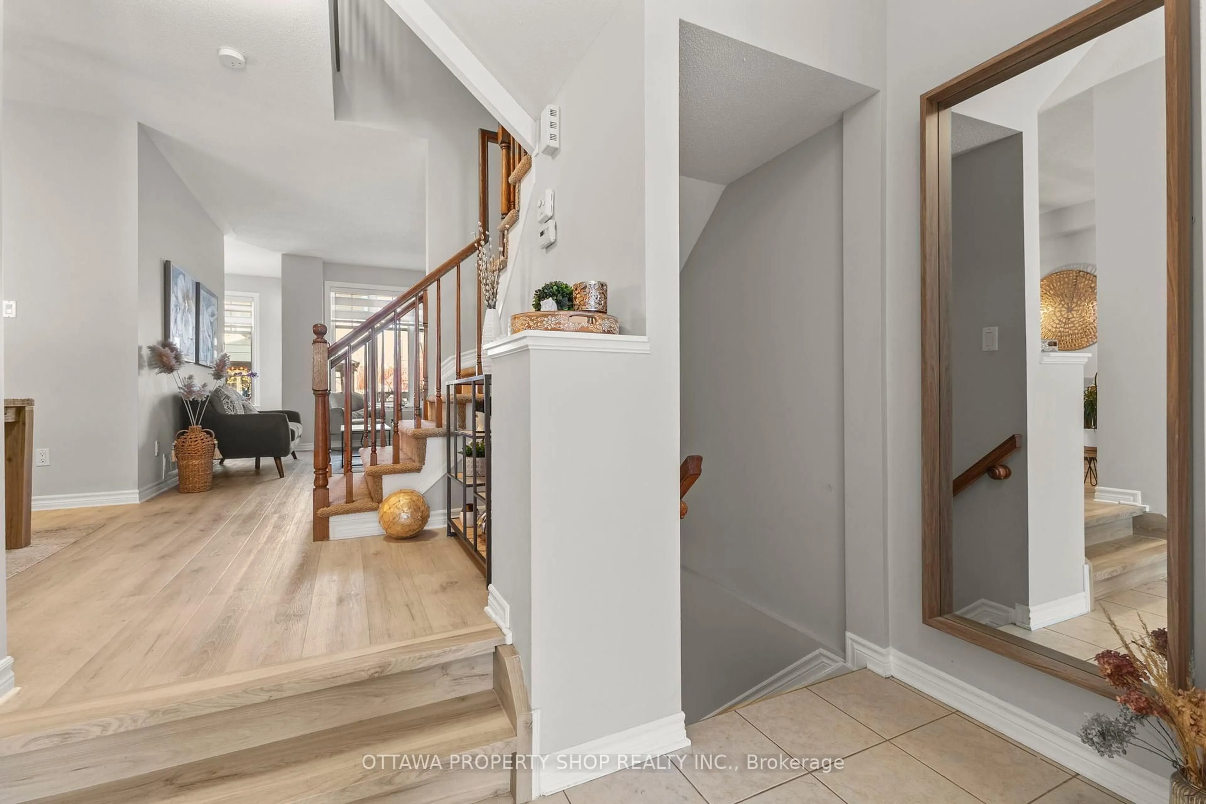 Indoor entryway for 73 Selhurst Ave, Ottawa Ontario K2G 7C9