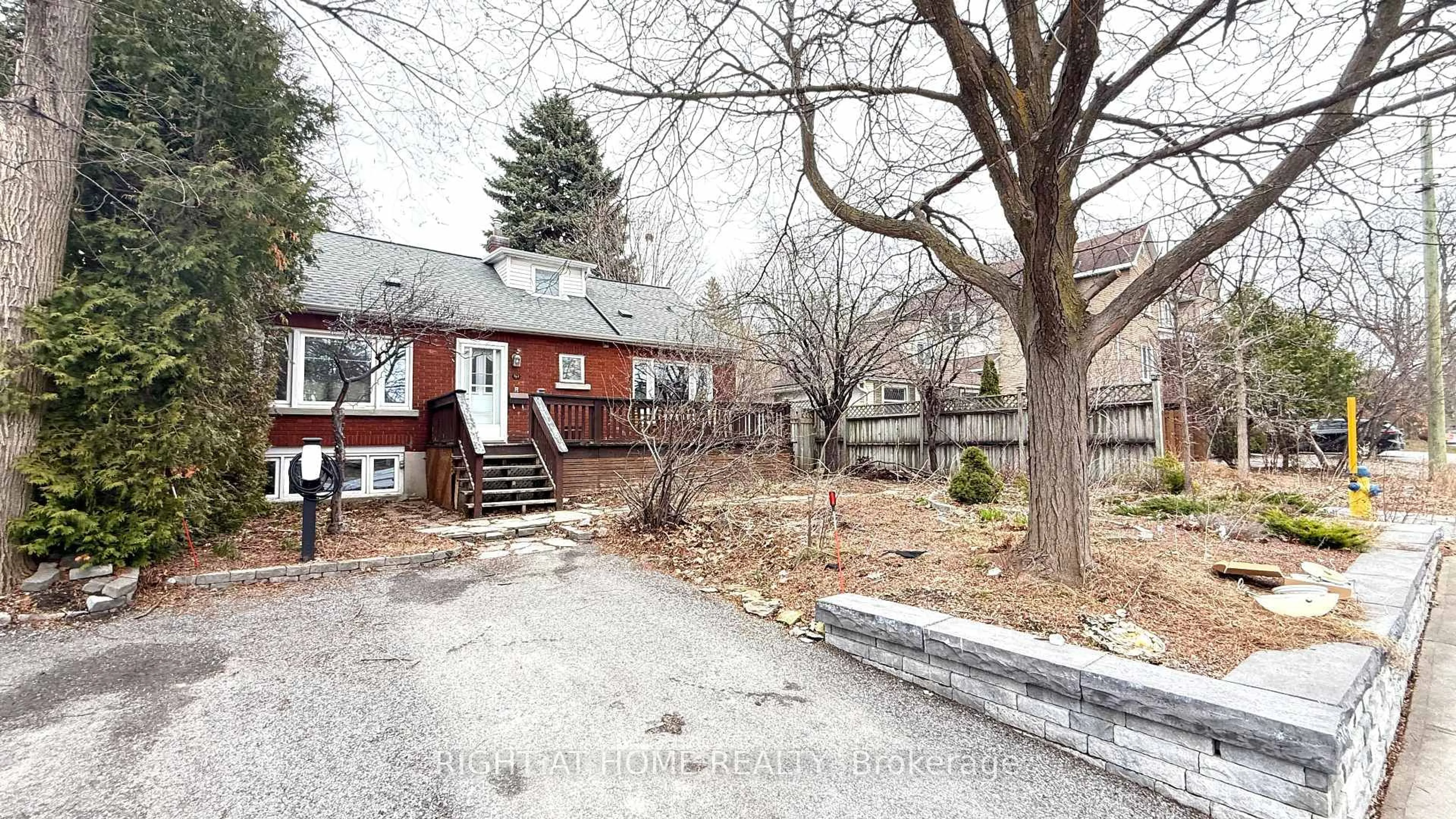 A pic from outside/outdoor area/front of a property/back of a property/a pic from drone, street for 563 Churchill Ave, Ottawa Ontario K1Z 5E6