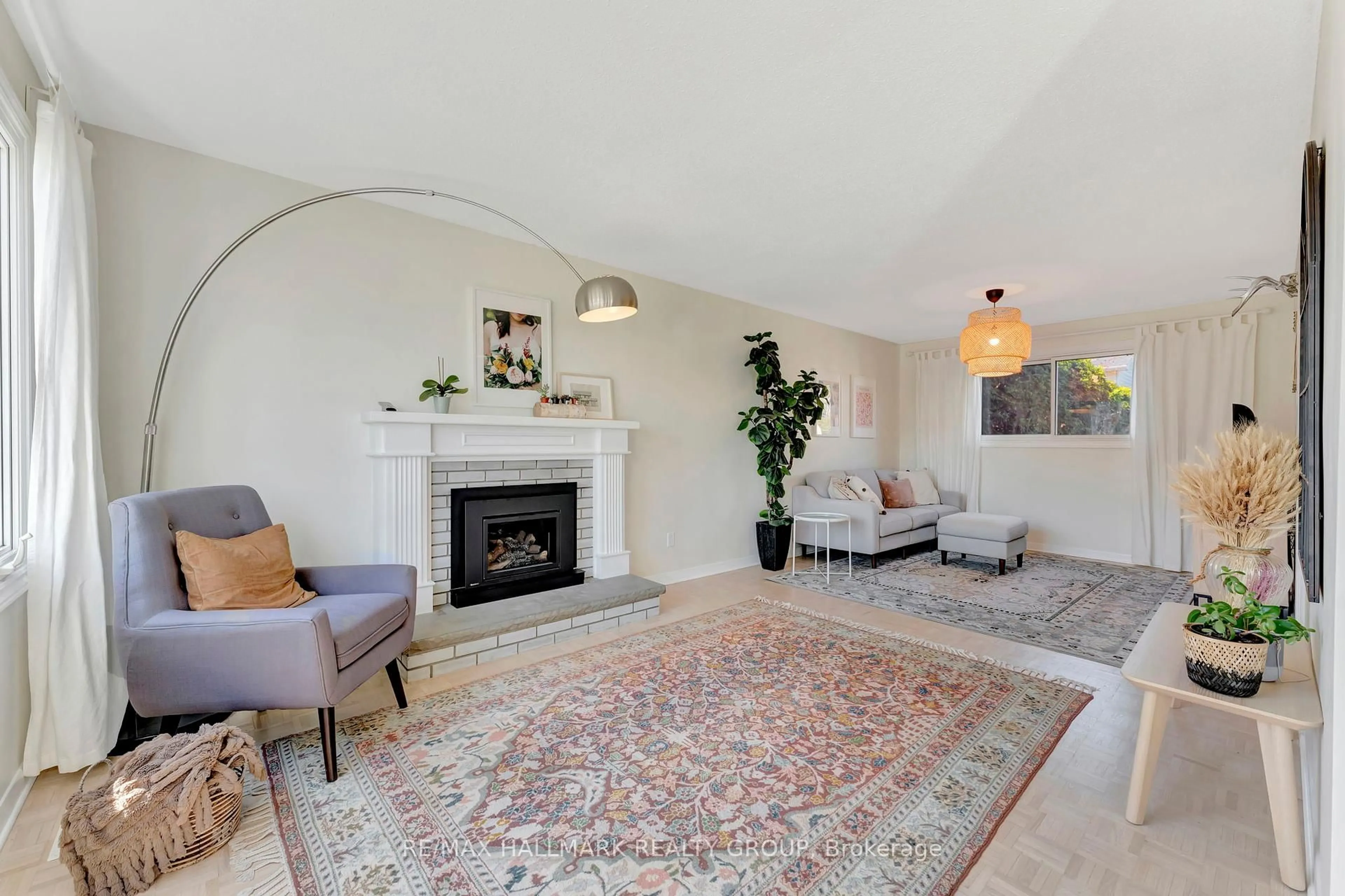 Living room with furniture, unknown for 1252 MORRISON Dr, Ottawa Ontario K2H 7L5