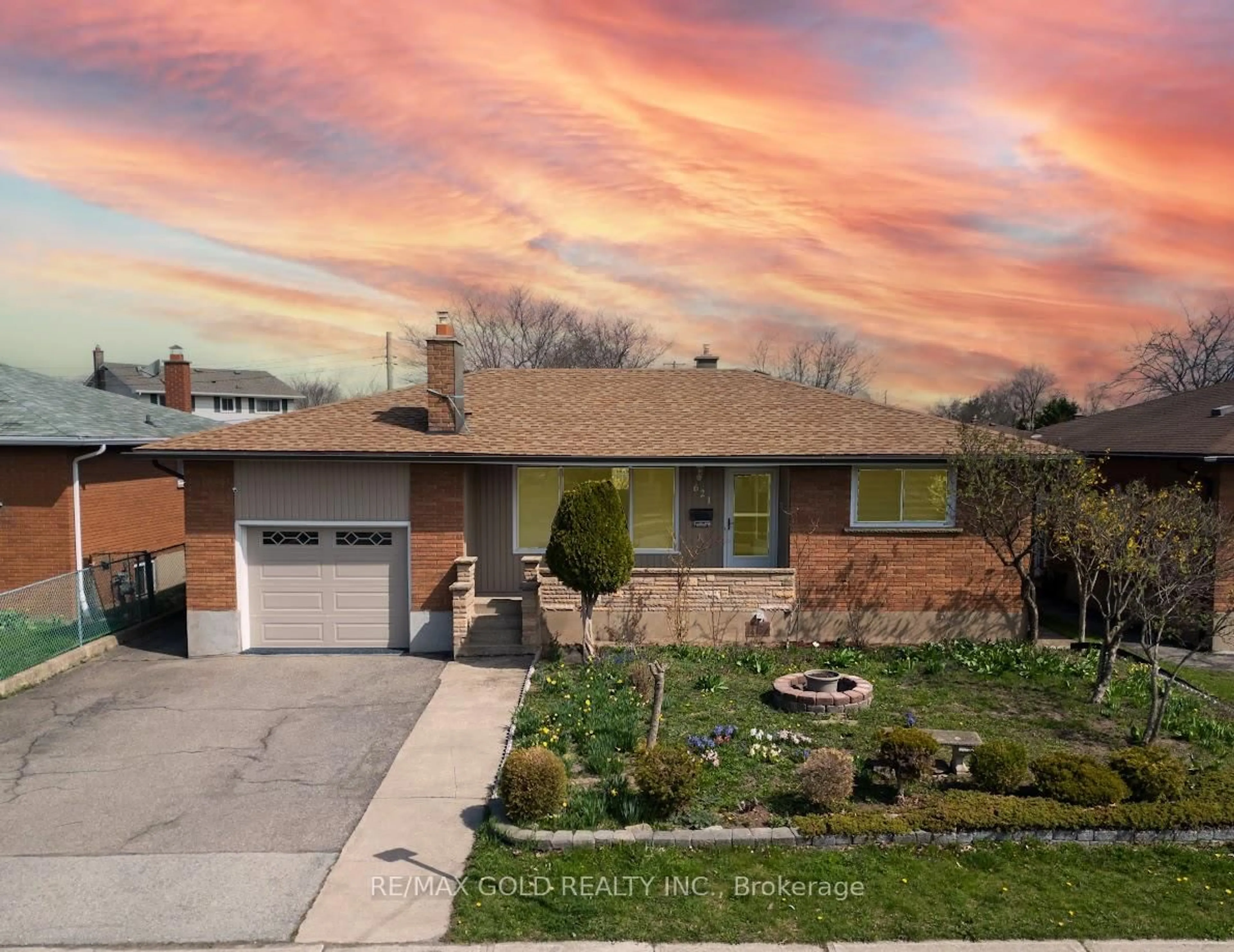 Home with brick exterior material, street for 621 Lincoln St, Welland Ontario L3B 4R2