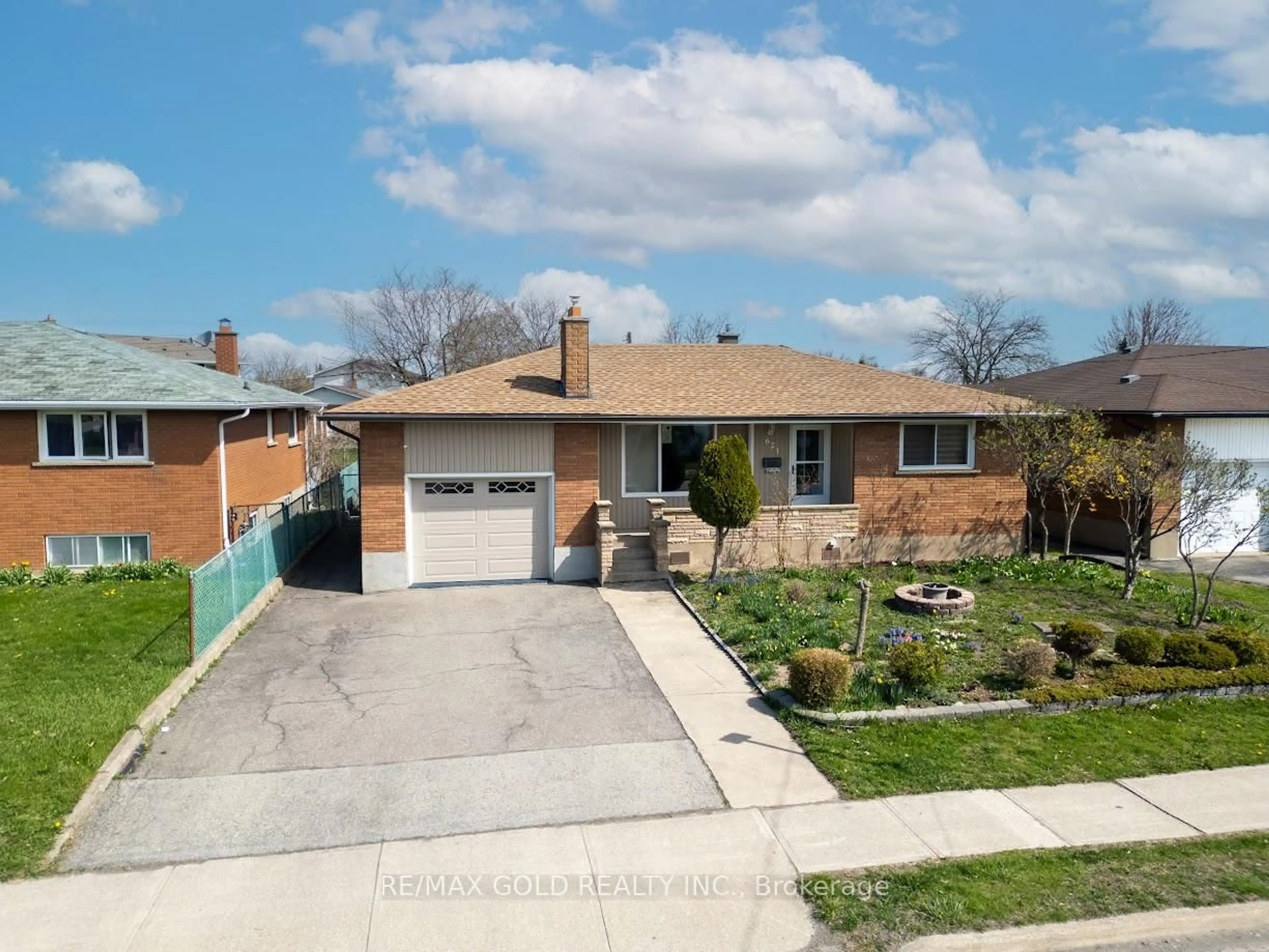 A pic from outside/outdoor area/front of a property/back of a property/a pic from drone, street for 621 Lincoln St, Welland Ontario L3B 4R2
