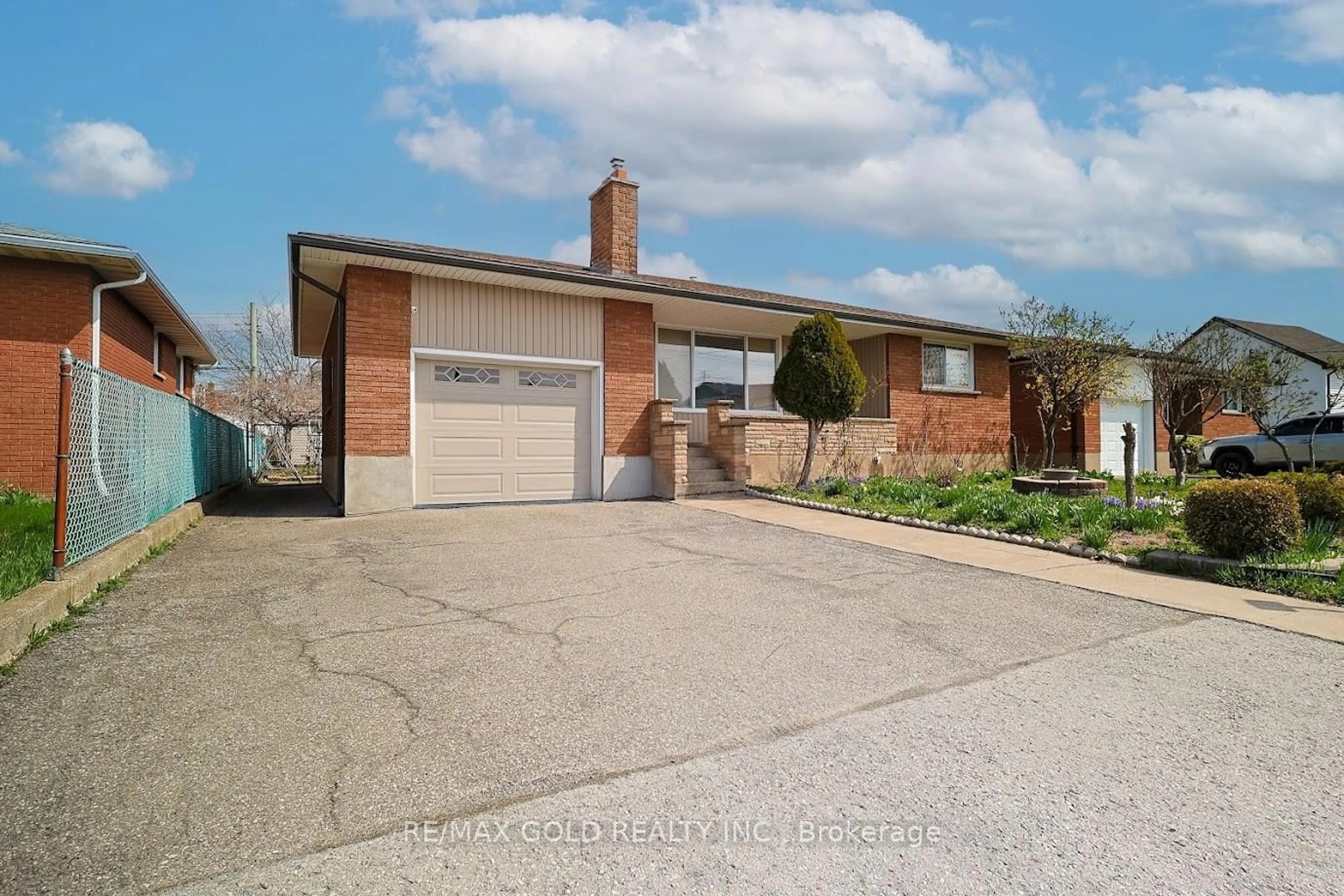 Home with brick exterior material, street for 621 Lincoln St, Welland Ontario L3B 4R2