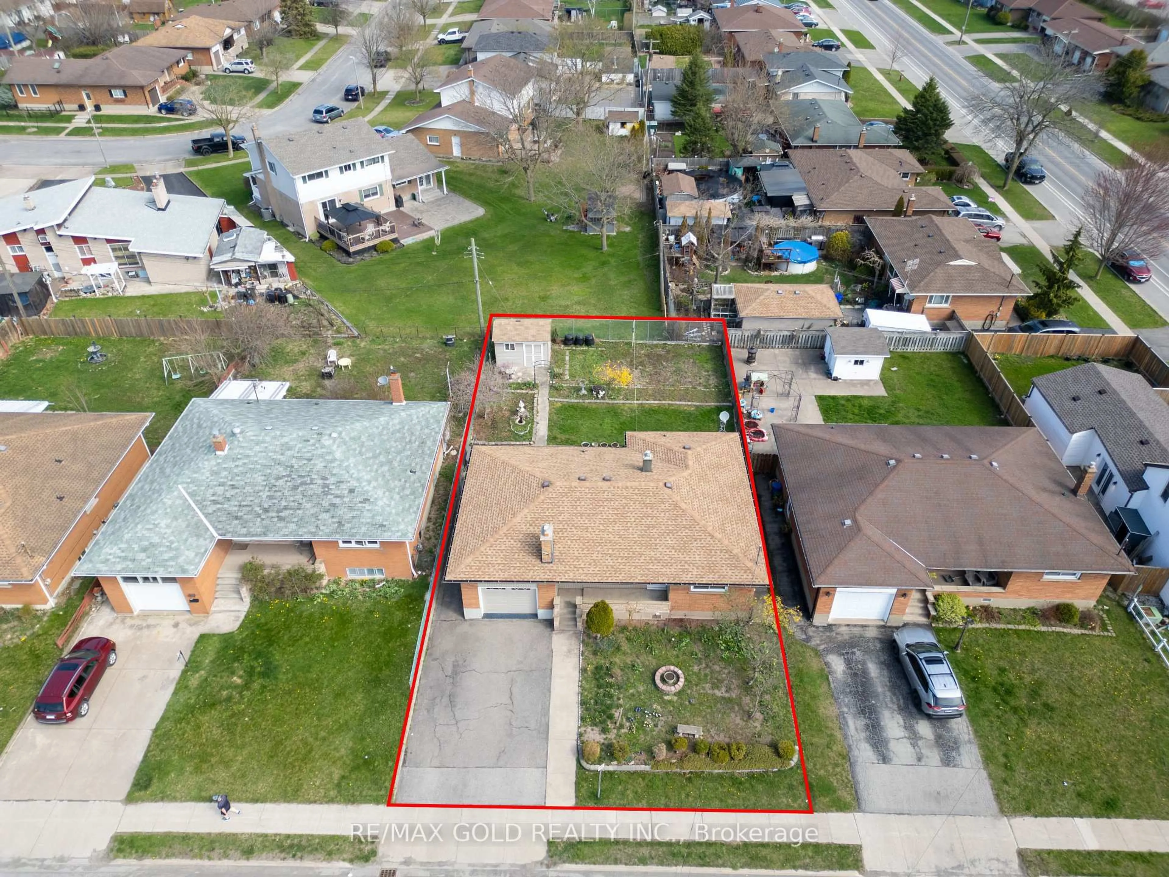 A pic from outside/outdoor area/front of a property/back of a property/a pic from drone, street for 621 Lincoln St, Welland Ontario L3B 4R2