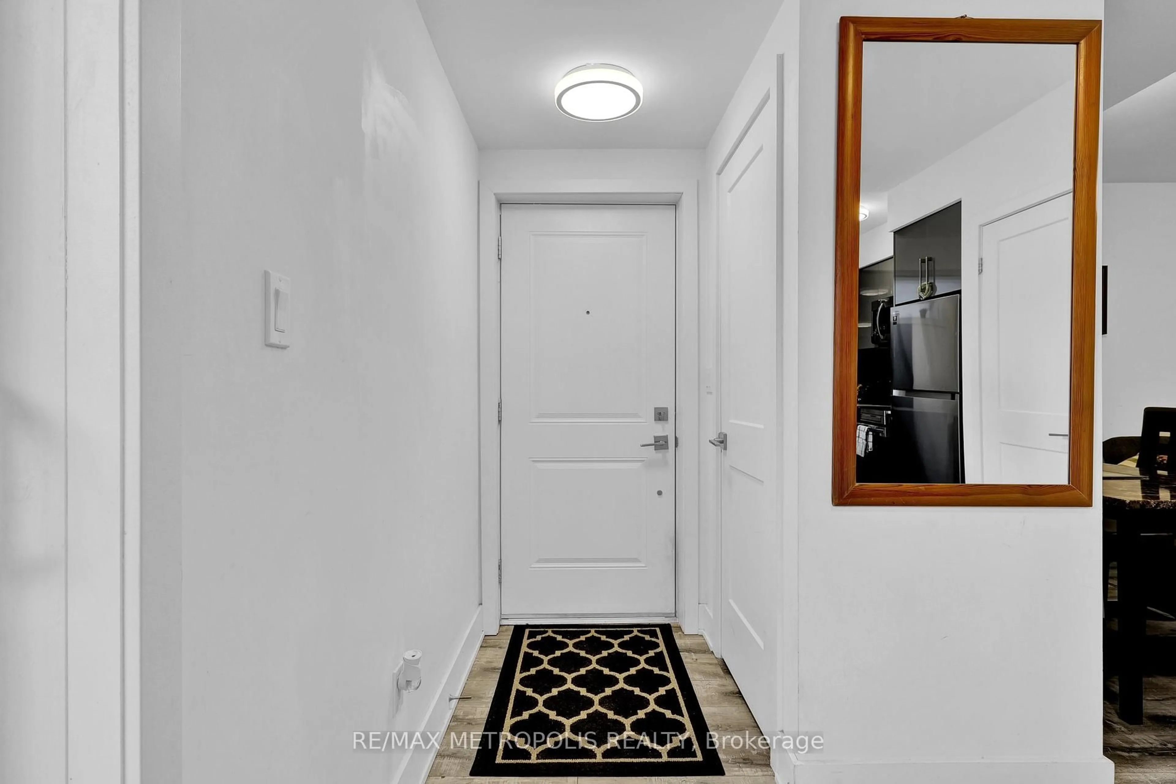 Indoor entryway for 6065 Mcleod Rd #106, Niagara Falls Ontario L2G 0Z7