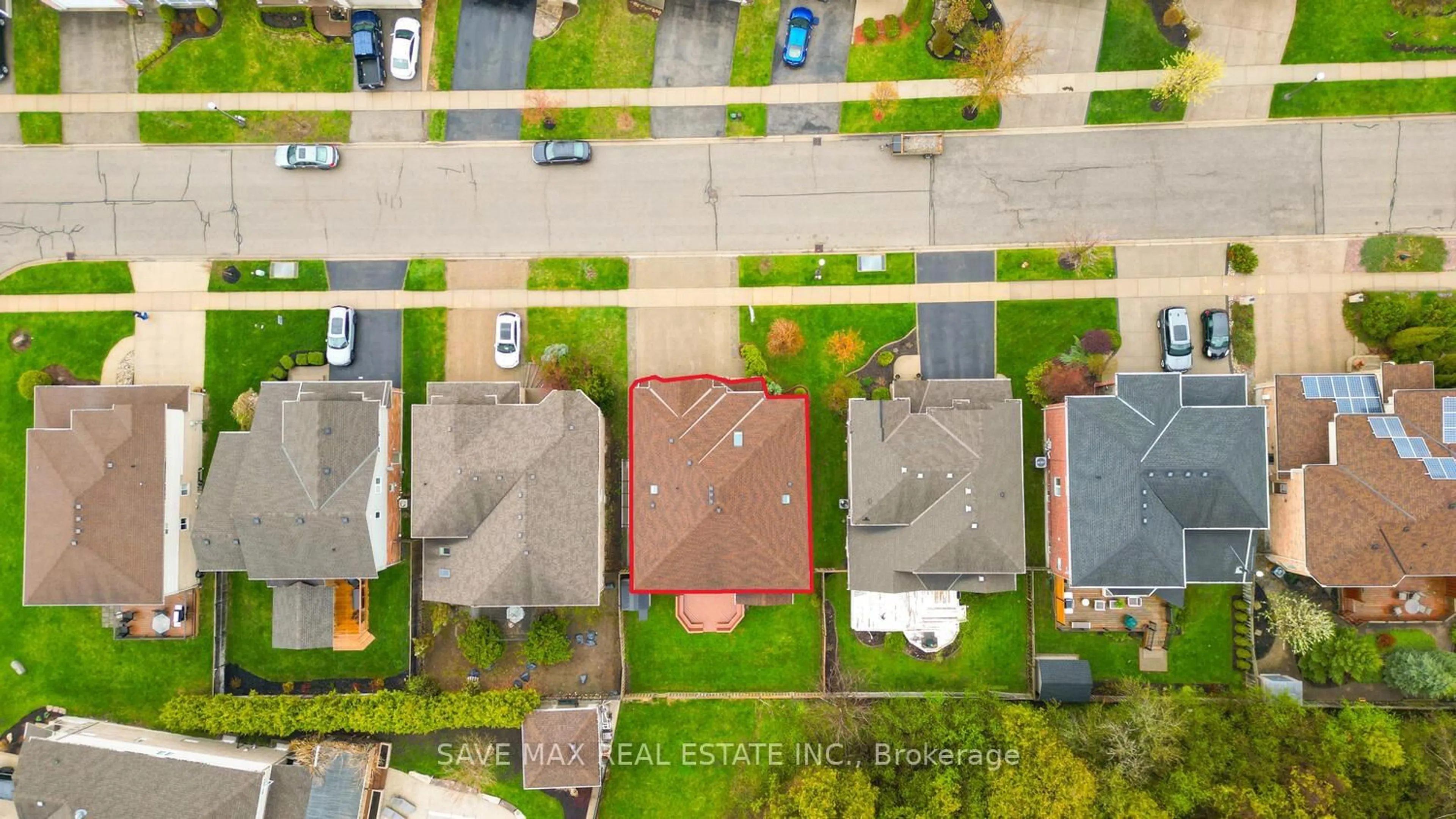 A pic from outside/outdoor area/front of a property/back of a property/a pic from drone, street for 18 Hawkswood Dr, Kitchener Ontario N2K 4J6