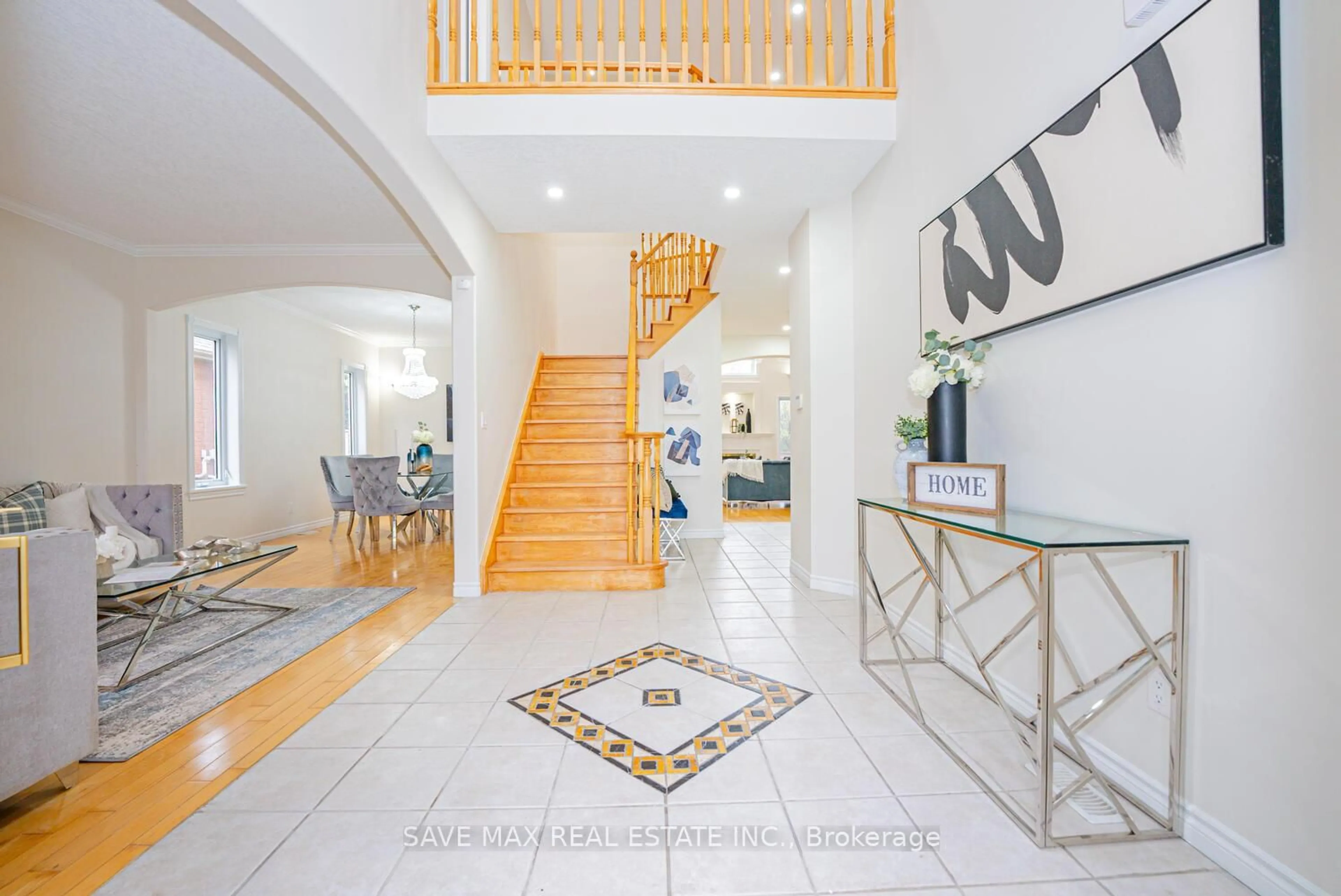 Indoor foyer for 18 Hawkswood Dr, Kitchener Ontario N2K 4J6
