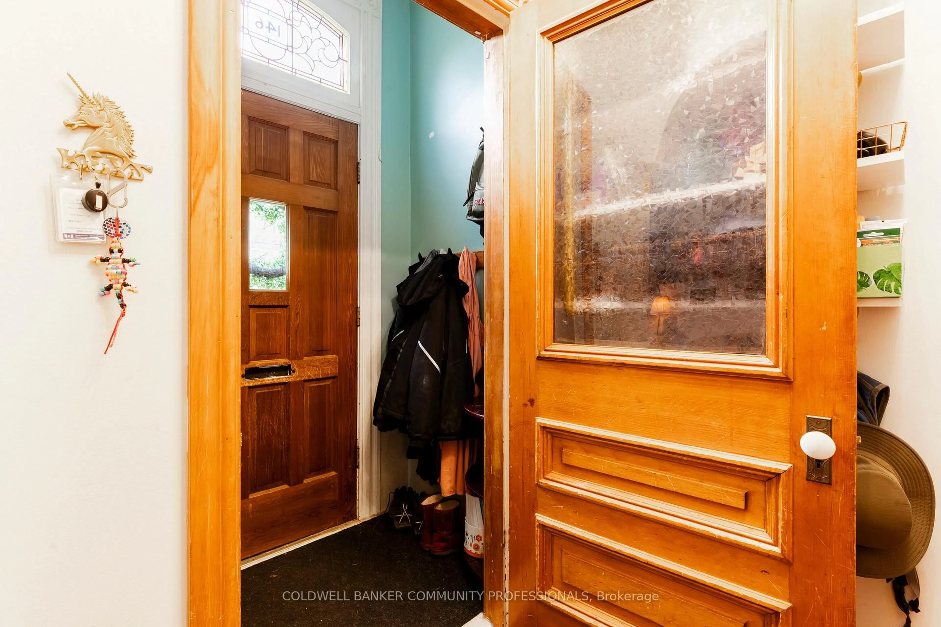 Indoor entryway for 146 Walnut St, Hamilton Ontario L8N 2L7
