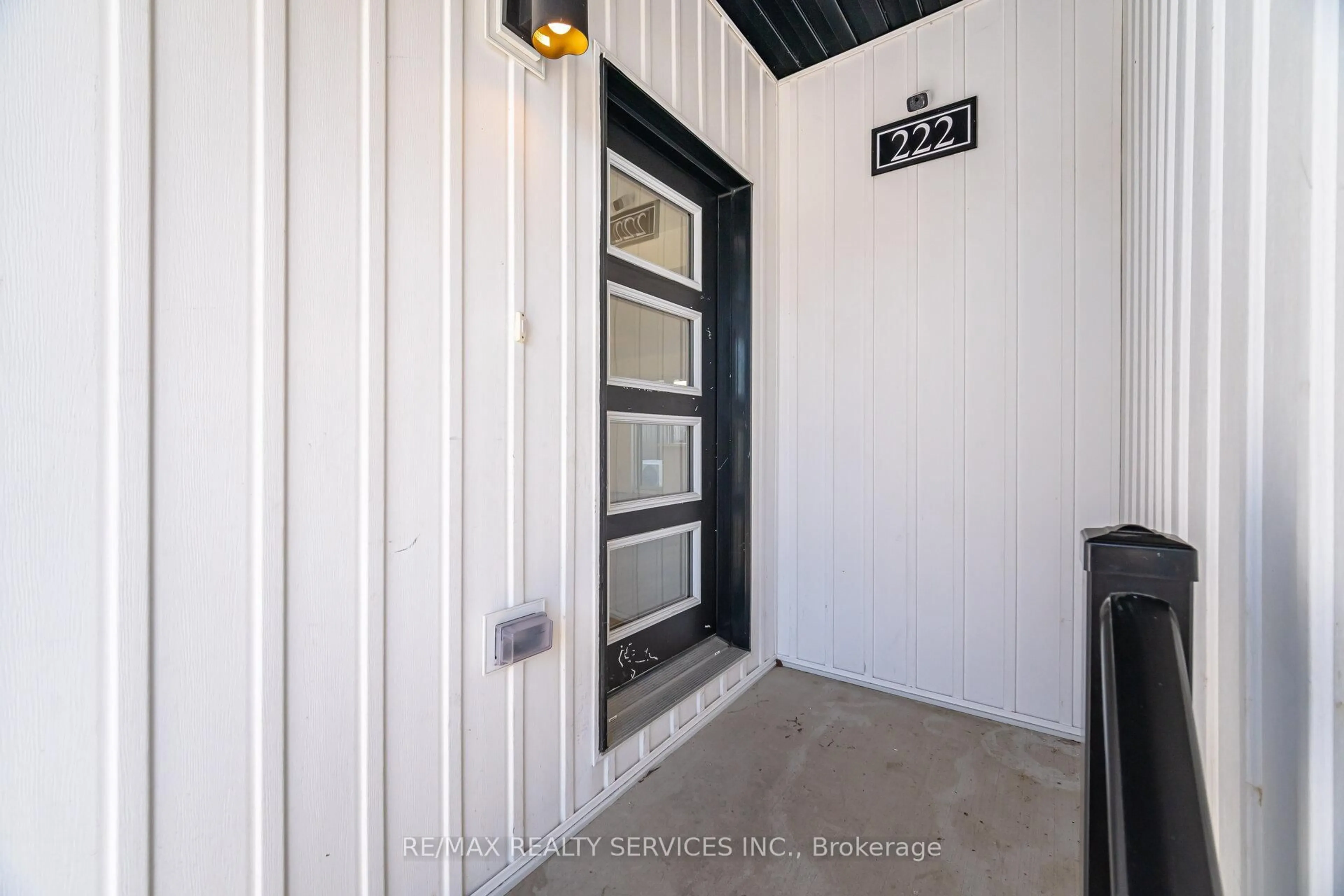 Indoor entryway for 4263 Fourth Ave #222, Niagara Falls Ontario L2E 0C2
