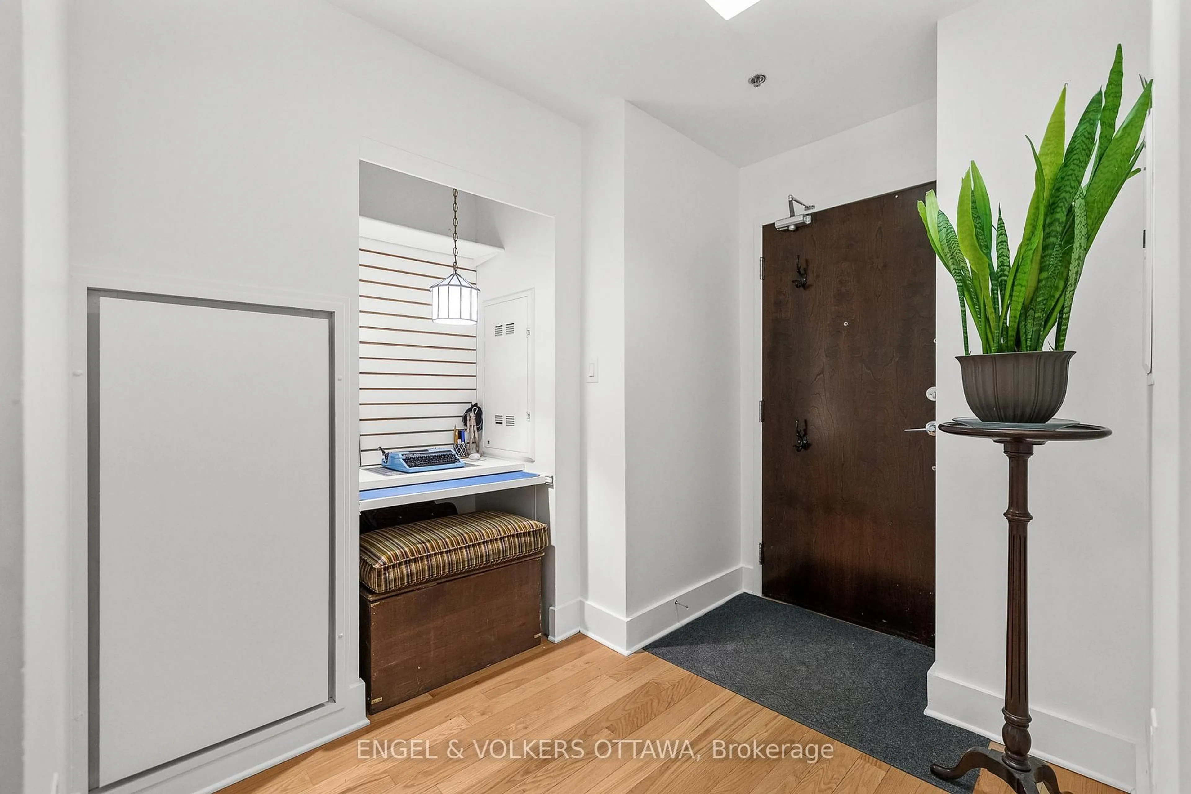 Indoor entryway for 101 Richmond Rd #204, Ottawa Ontario K1Z 0A6