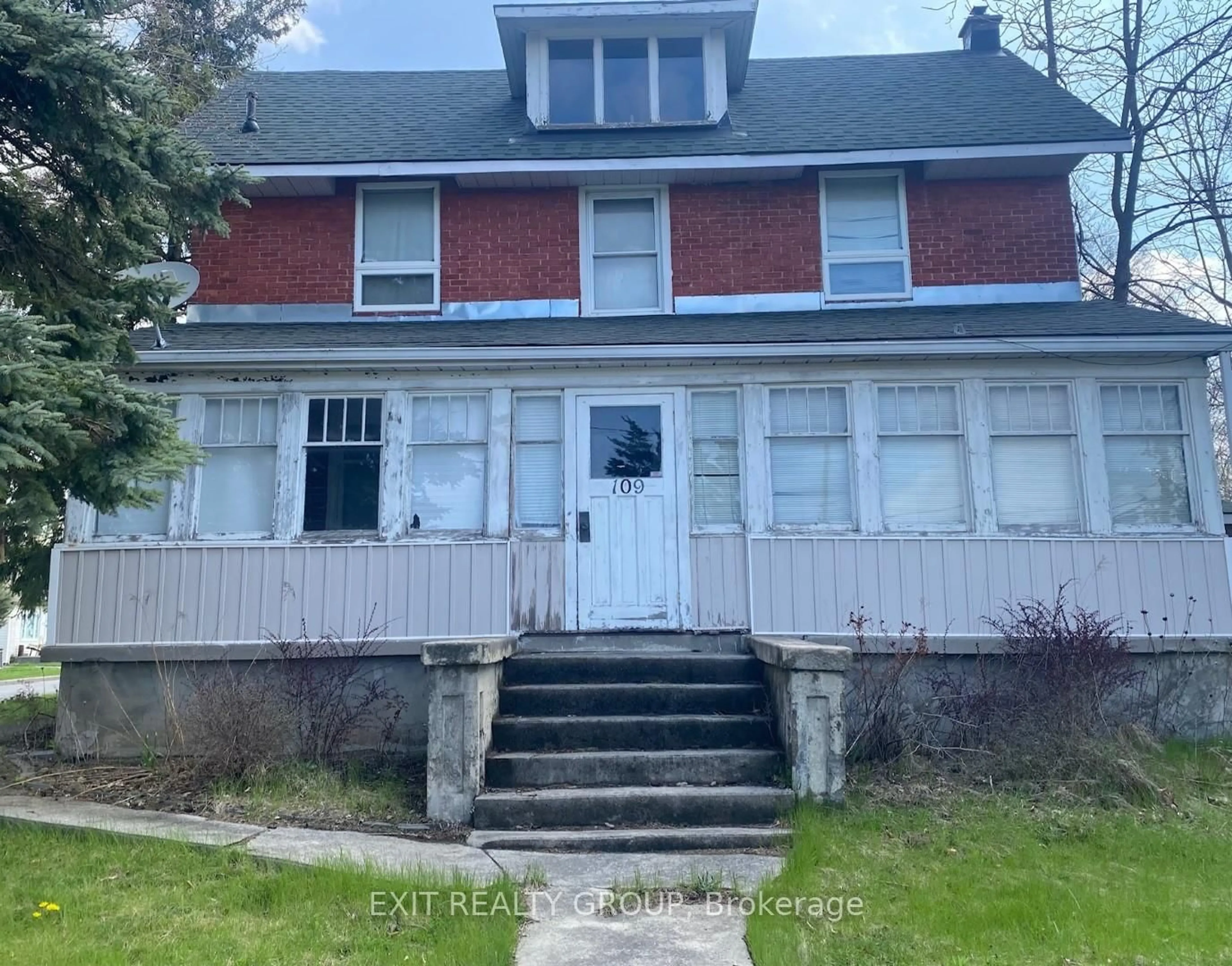 Home with vinyl exterior material, street for 109 West St, Quinte West Ontario K8V 2M3