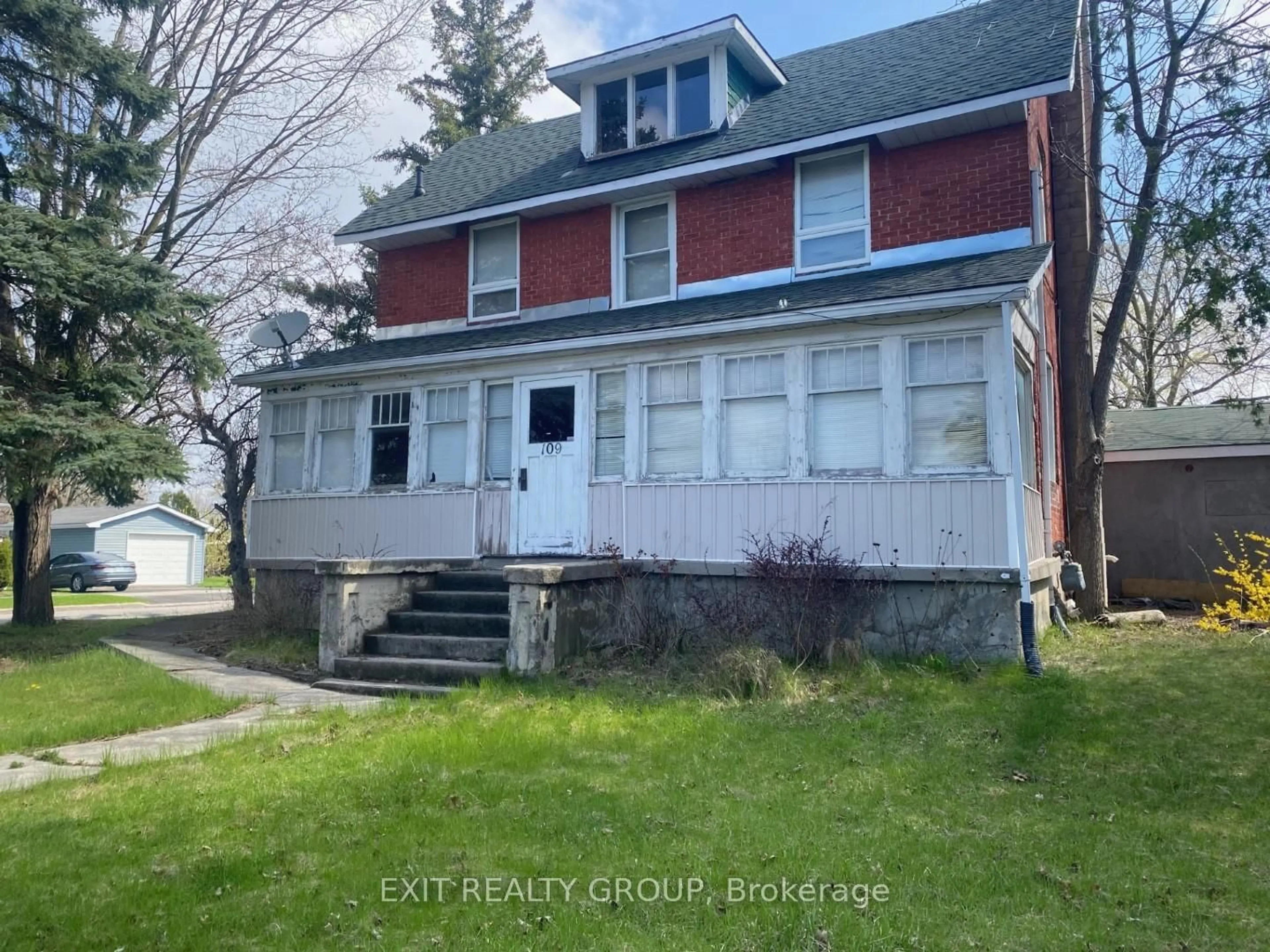 A pic from outside/outdoor area/front of a property/back of a property/a pic from drone, street for 109 West St, Quinte West Ontario K8V 2M3