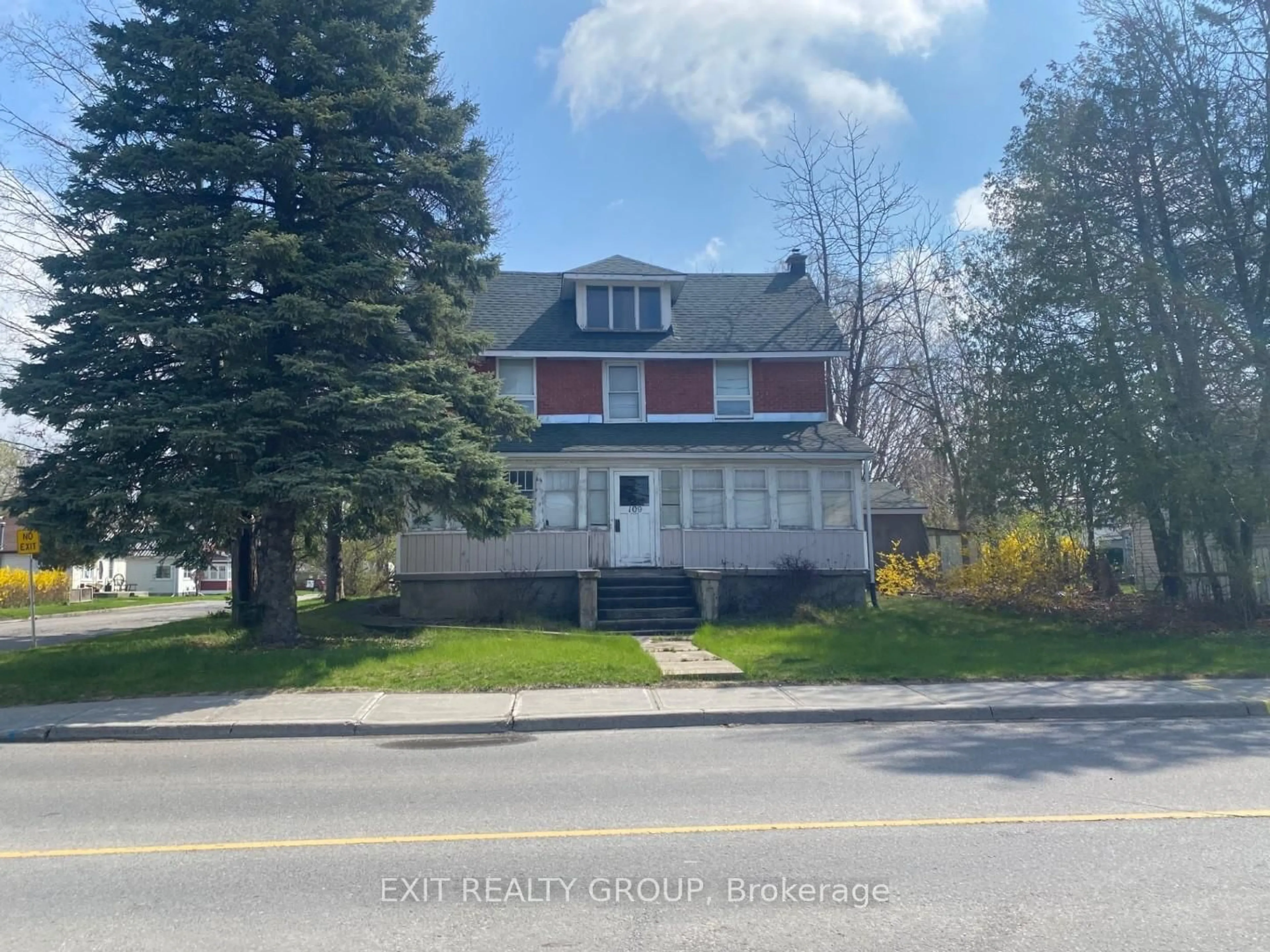 A pic from outside/outdoor area/front of a property/back of a property/a pic from drone, street for 109 West St, Quinte West Ontario K8V 2M3