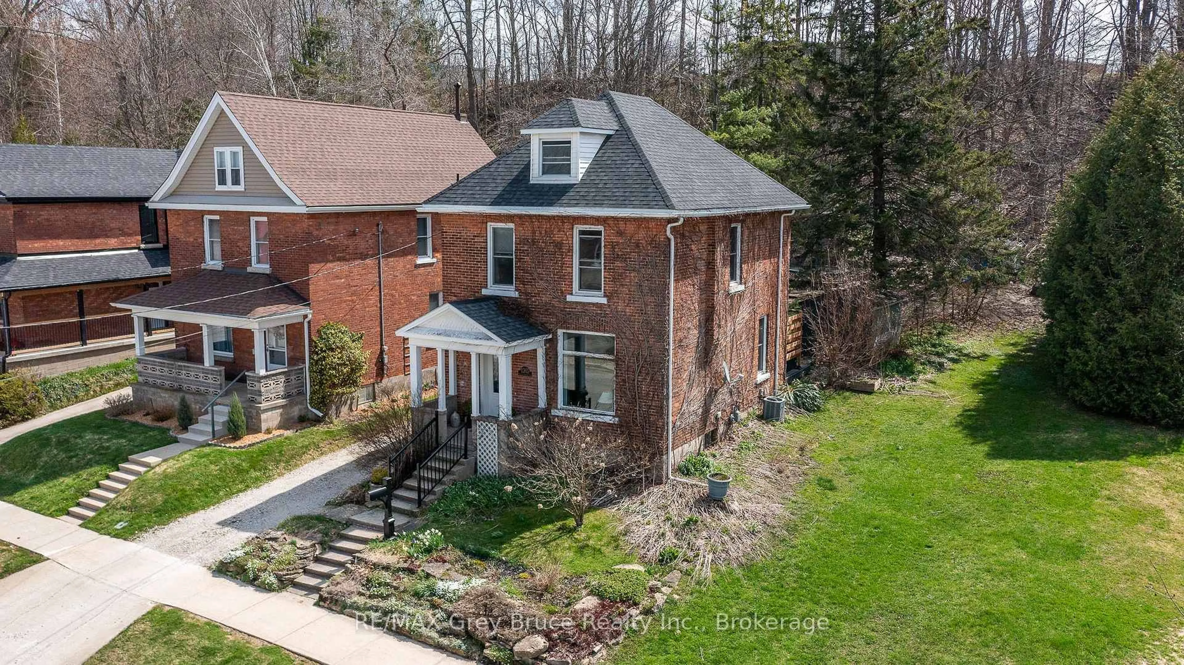 A pic from outside/outdoor area/front of a property/back of a property/a pic from drone, street for 1365 4th Ave, Owen Sound Ontario N4K 2P8