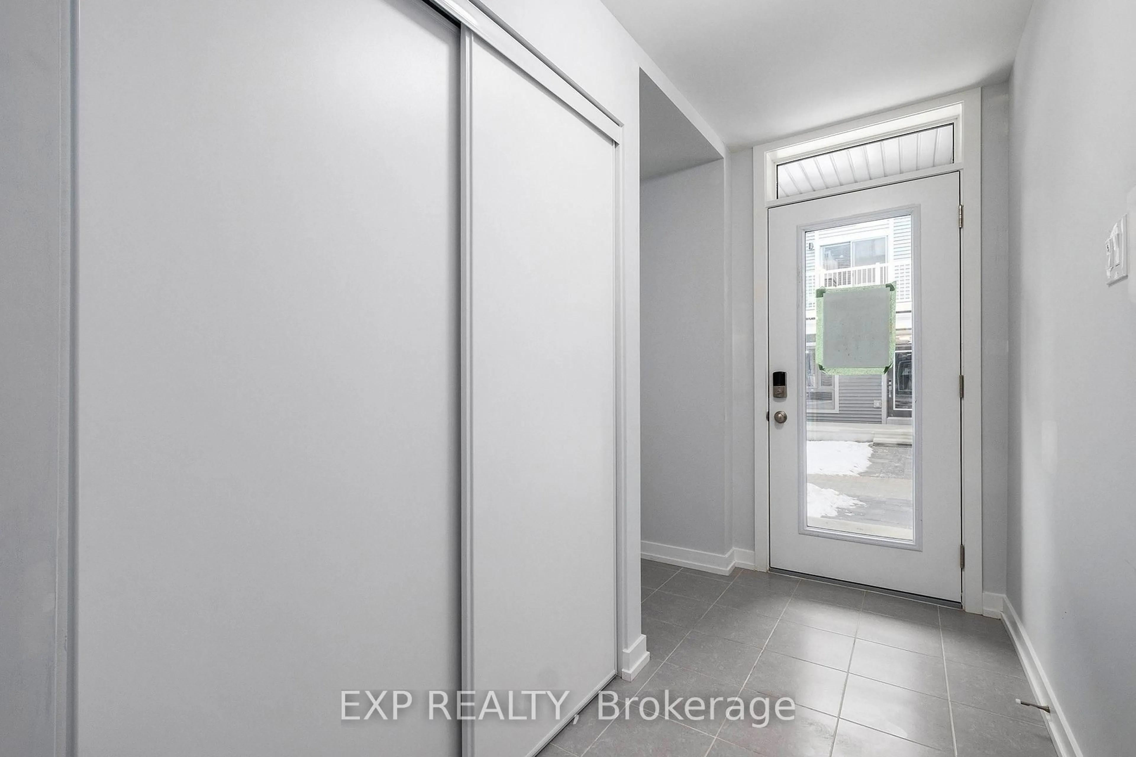 Indoor entryway for 221 David Lewis Private, Ottawa Ontario K4A 5S7