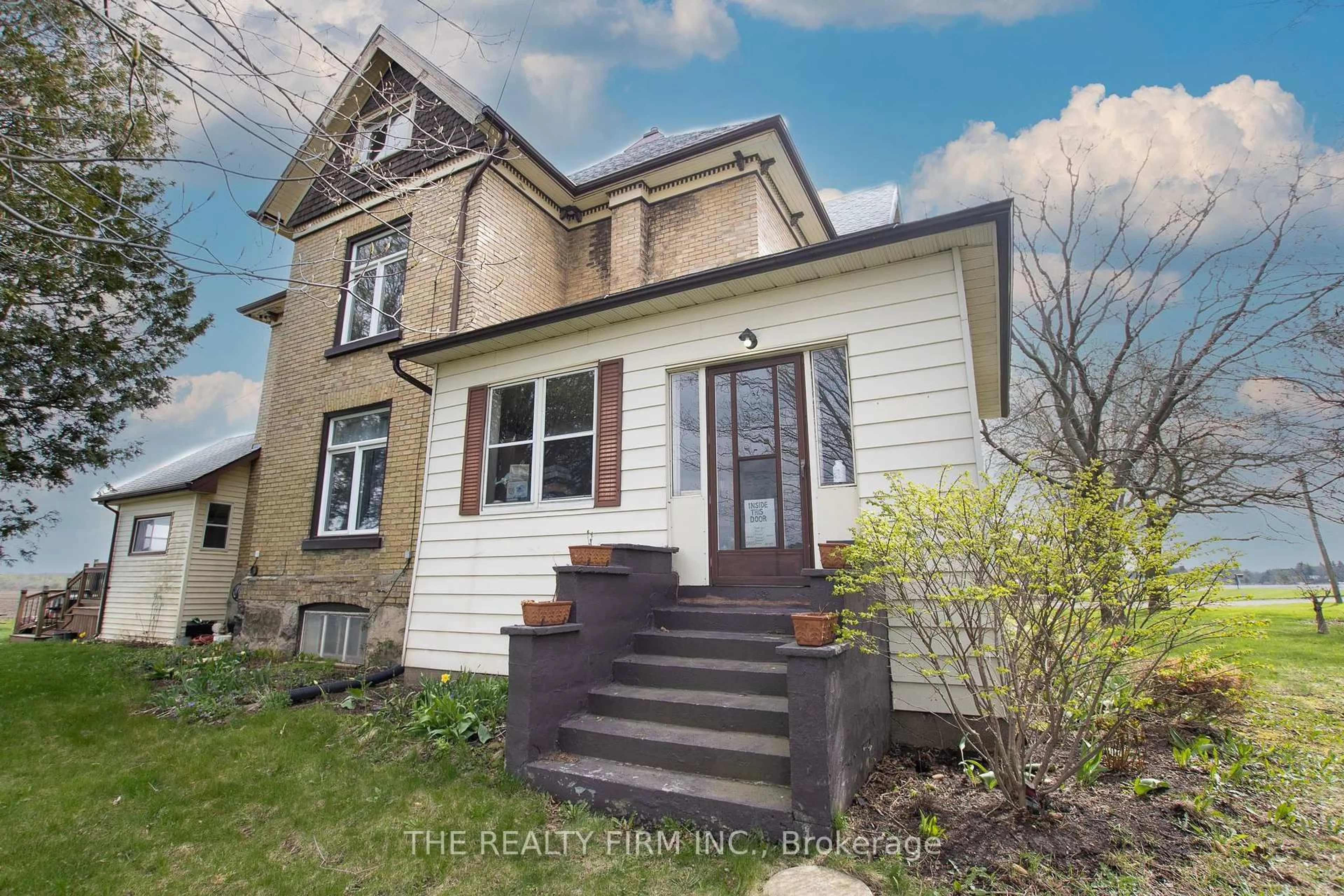 Home with vinyl exterior material, street for 45004 Talbot Line, Central Elgin Ontario N5P 3S7
