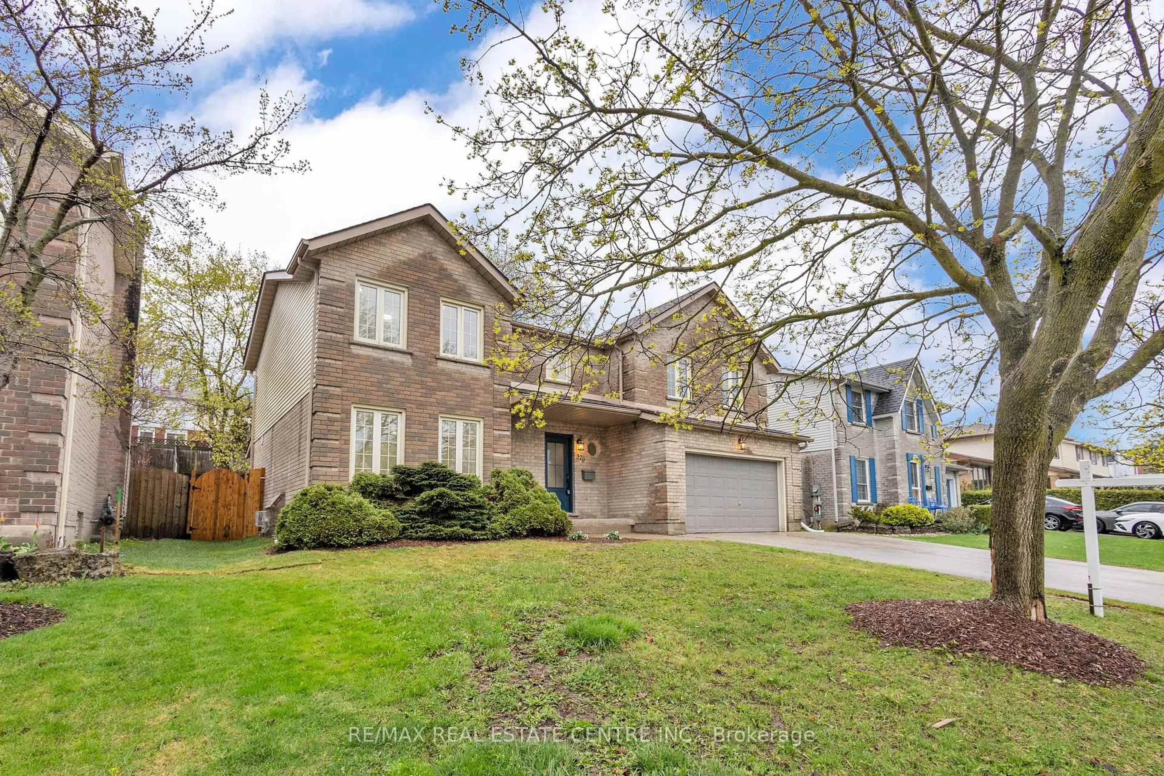 Home with vinyl exterior material, street for 370 Ironwood Rd, Guelph Ontario N1G 3N8
