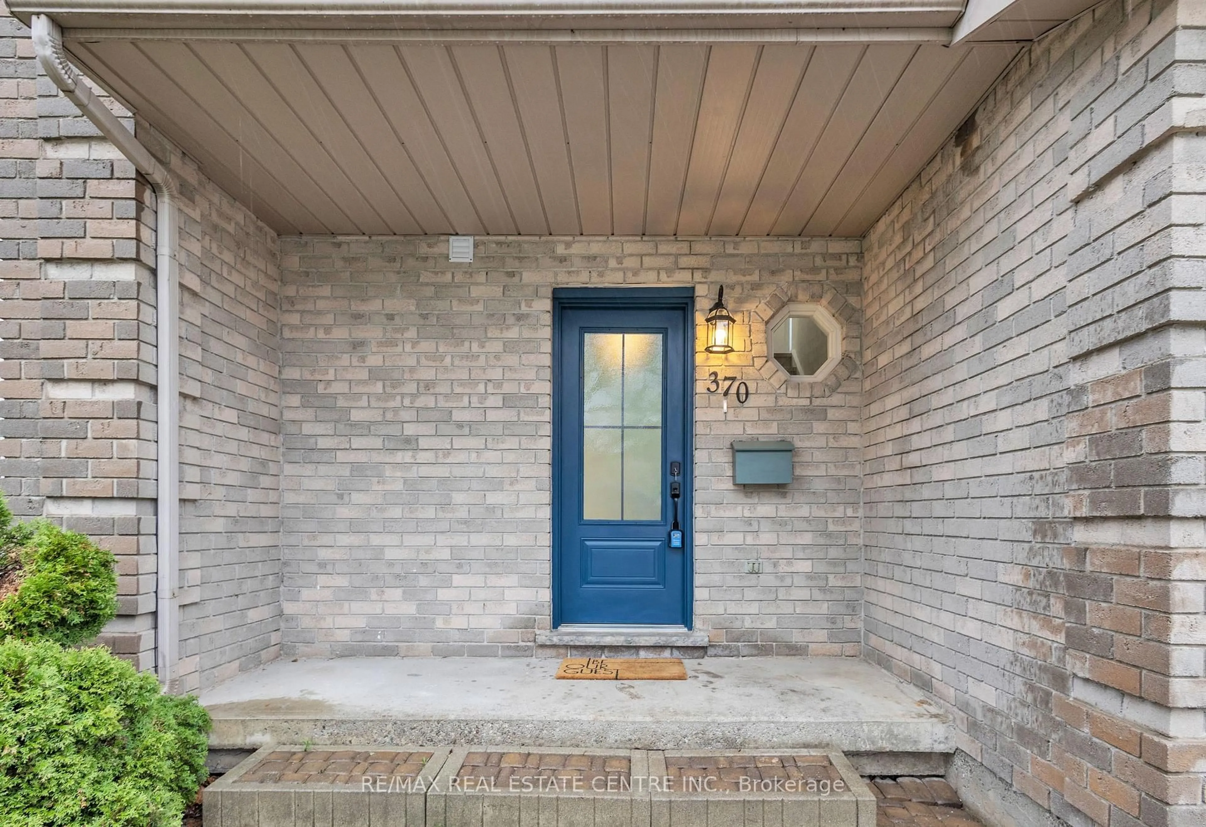 Indoor entryway for 370 Ironwood Rd, Guelph Ontario N1G 3N8