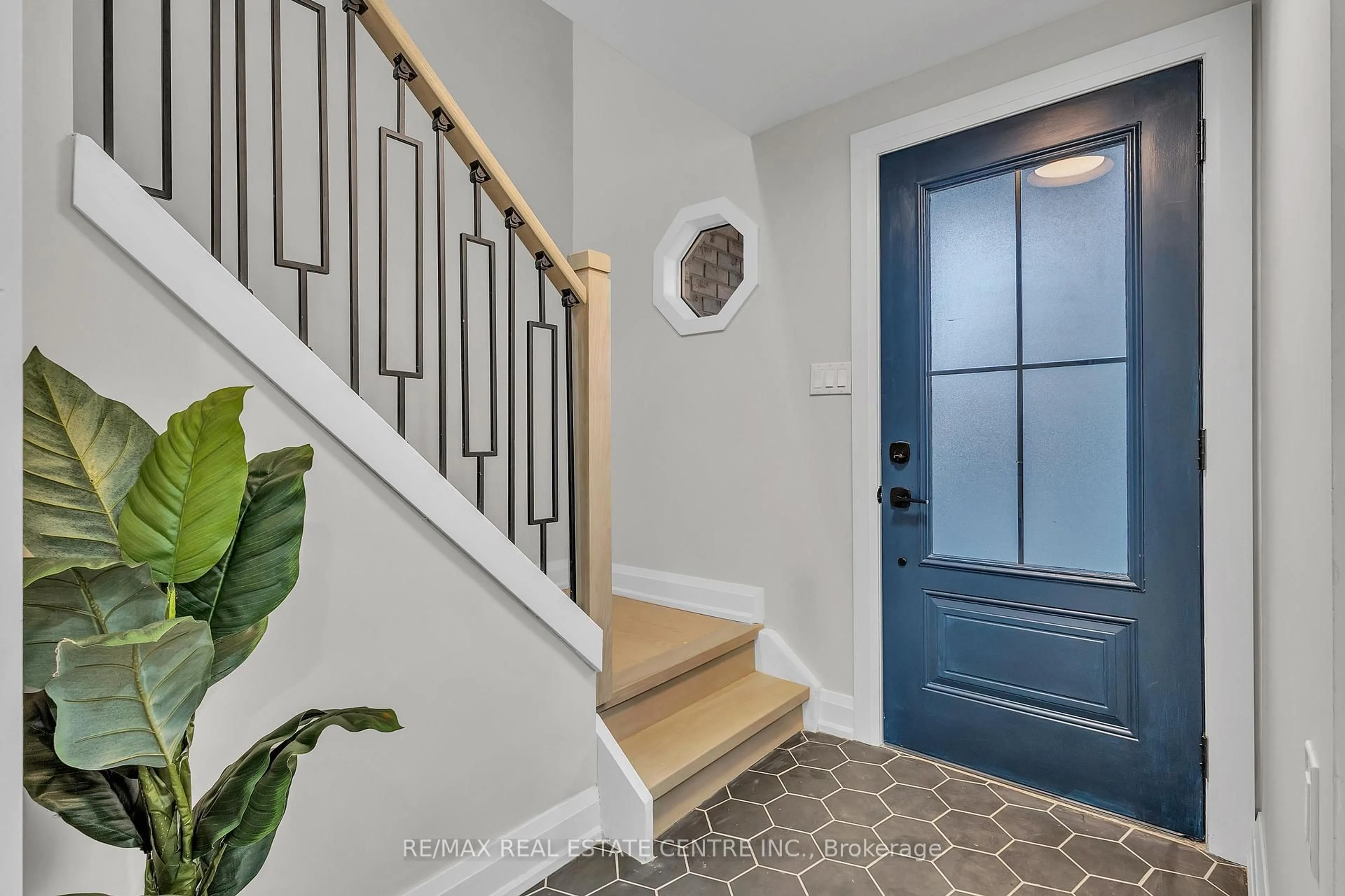Indoor entryway for 370 Ironwood Rd, Guelph Ontario N1G 3N8