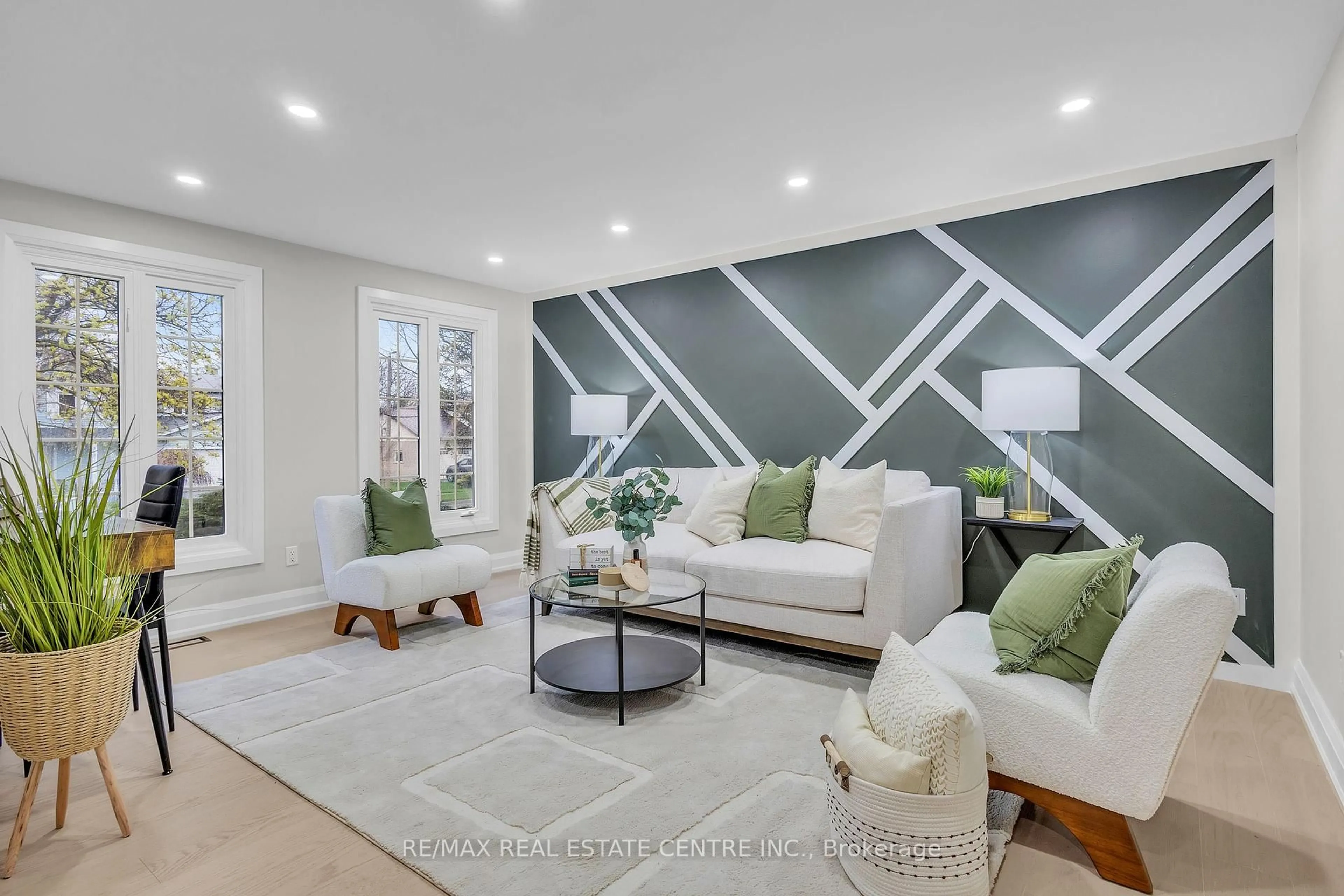Living room with furniture, unknown for 370 Ironwood Rd, Guelph Ontario N1G 3N8