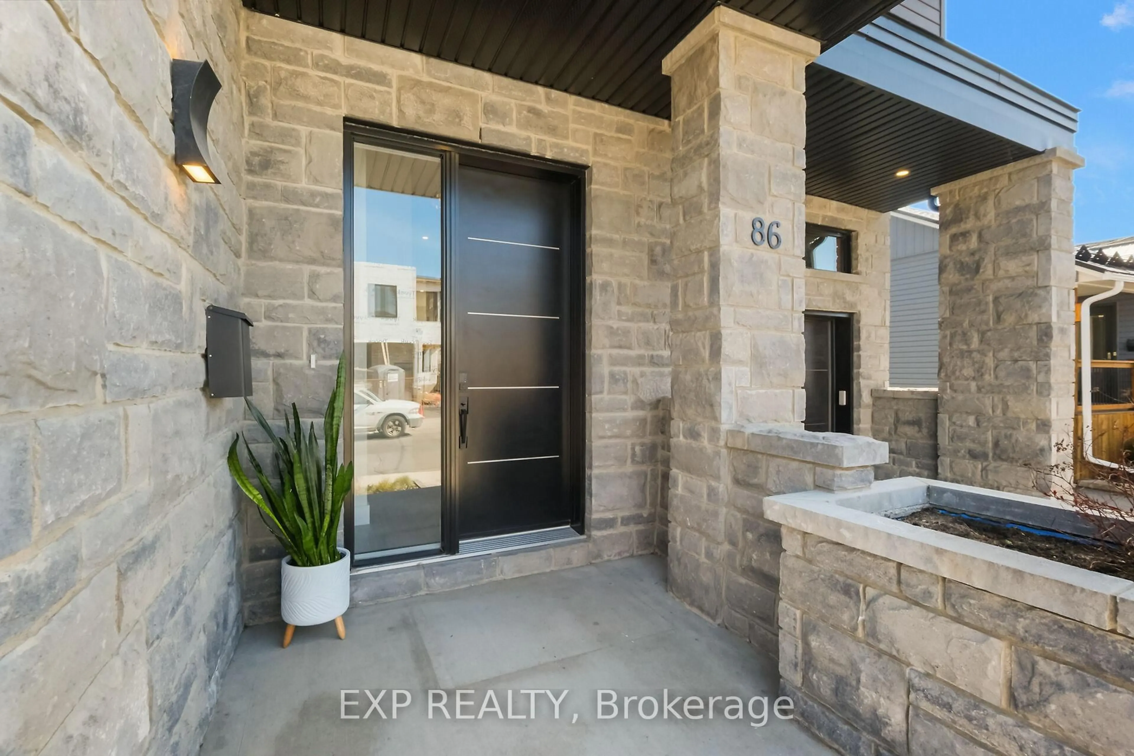 Indoor entryway for 86 Queen Mary St, Ottawa Ontario K1K 1X7