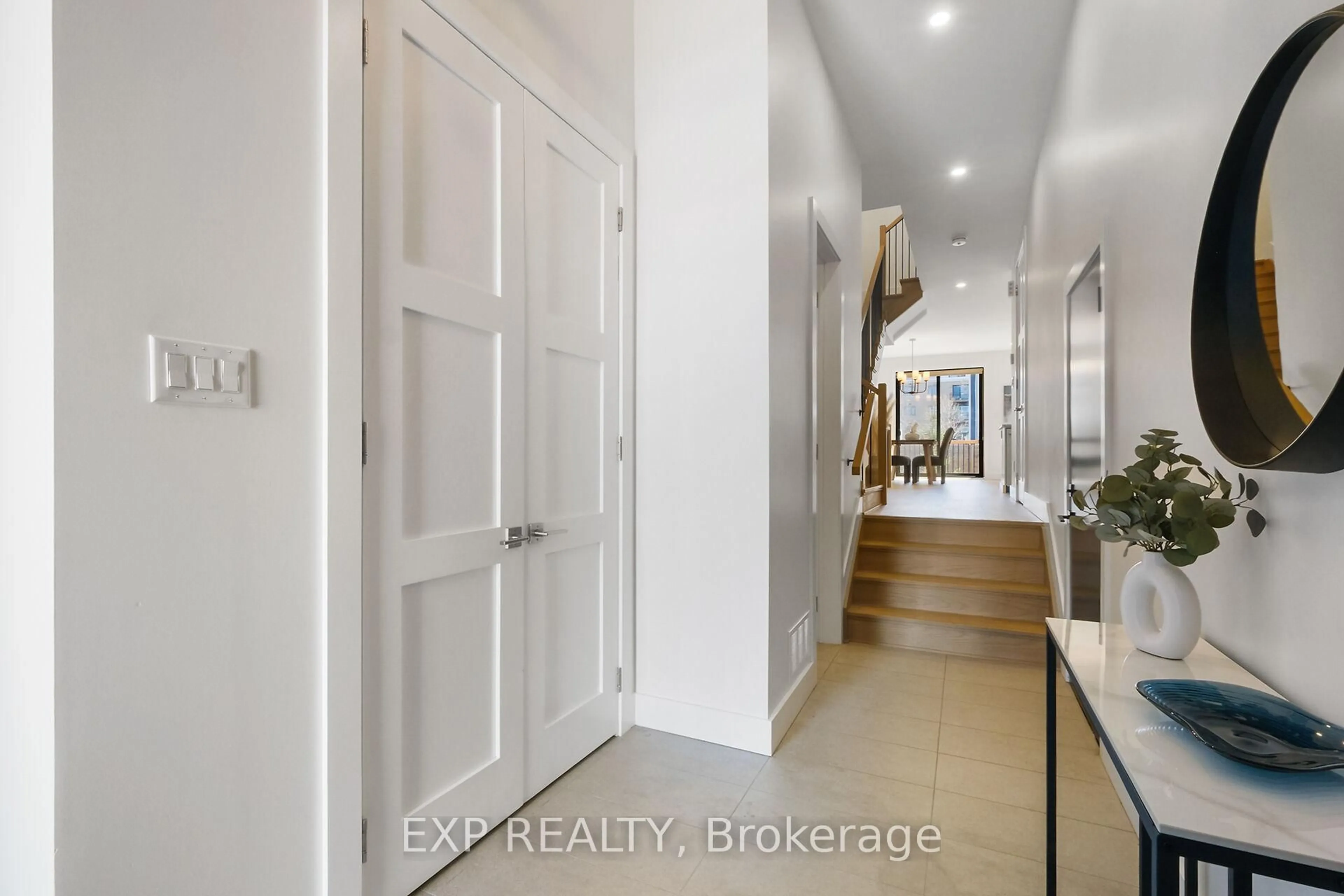 Indoor entryway for 86 Queen Mary St, Ottawa Ontario K1K 1X7