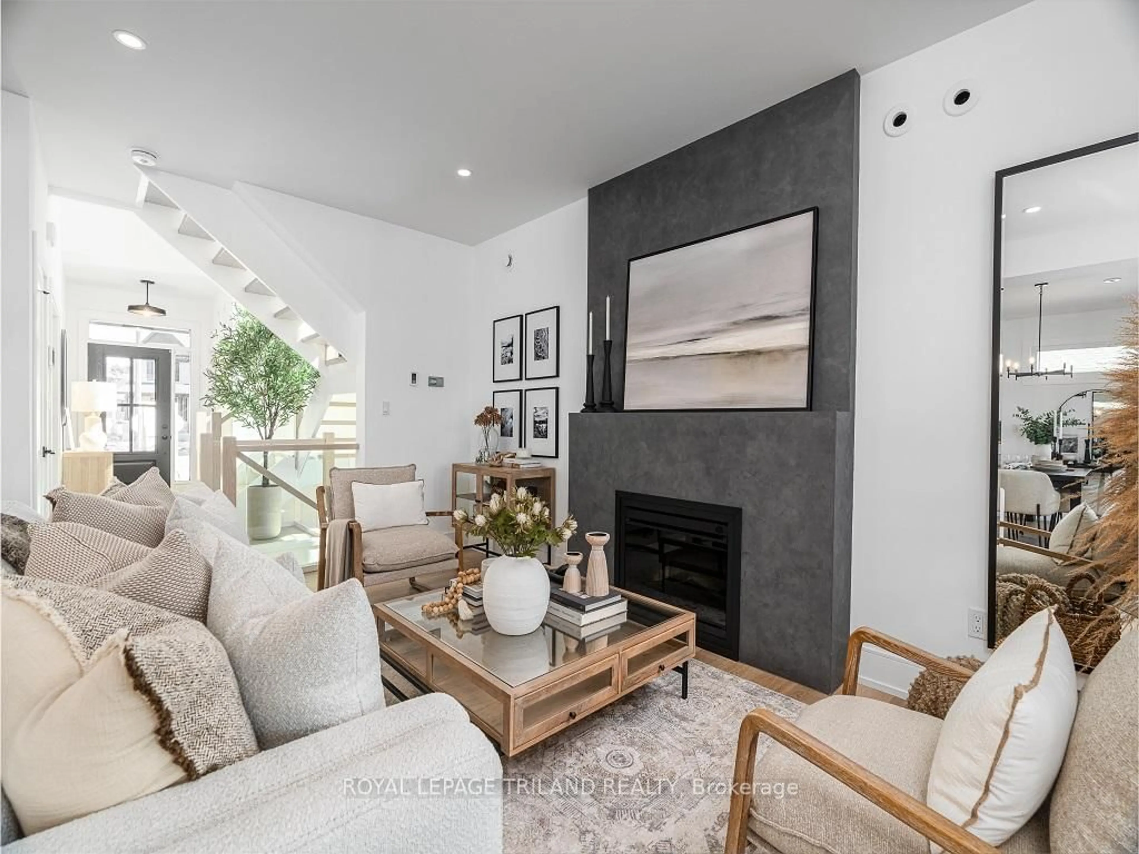 Living room with furniture, unknown for 31 SNOWY OWL Tr, Central Elgin Ontario N5R 0M6