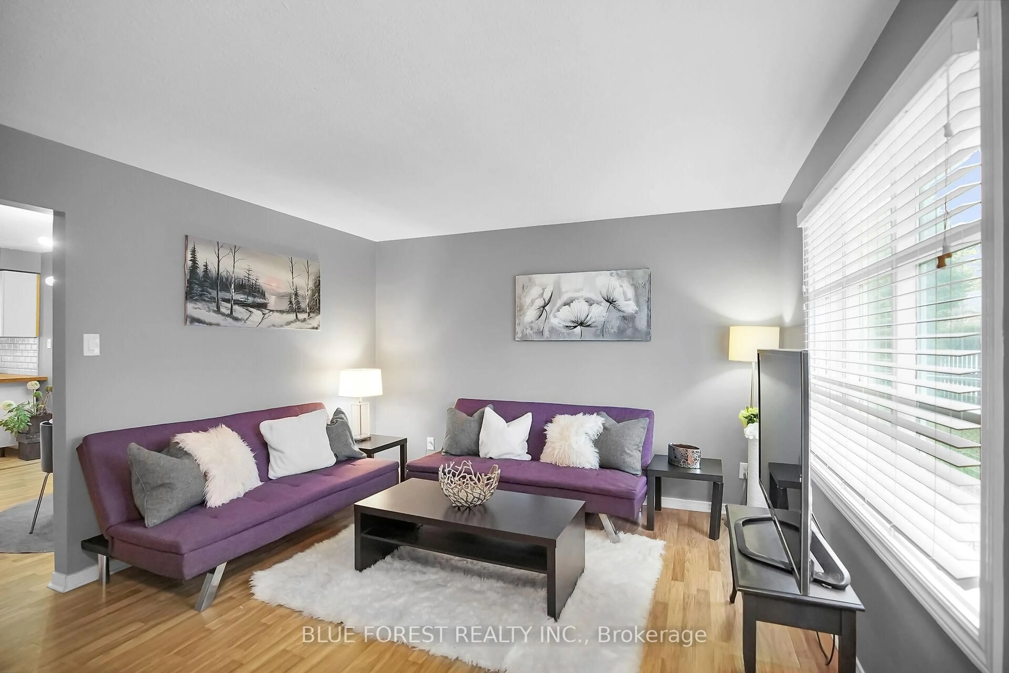 Living room with furniture, wood/laminate floor for 9 ARDSLEY Rd, London North Ontario N6G 2W3