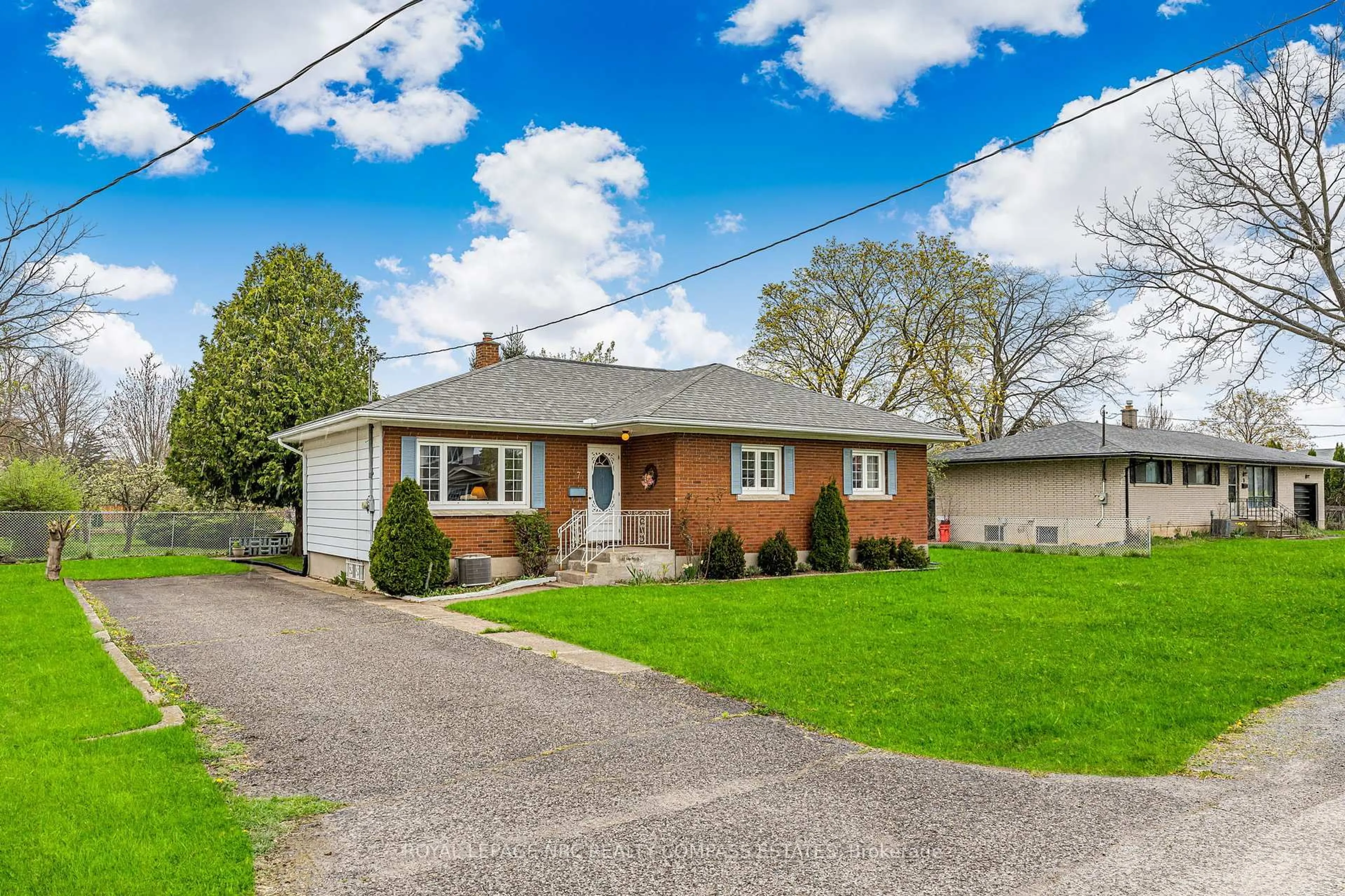 Home with vinyl exterior material, street for 7 Ernest St, St. Catharines Ontario L2N 4M1