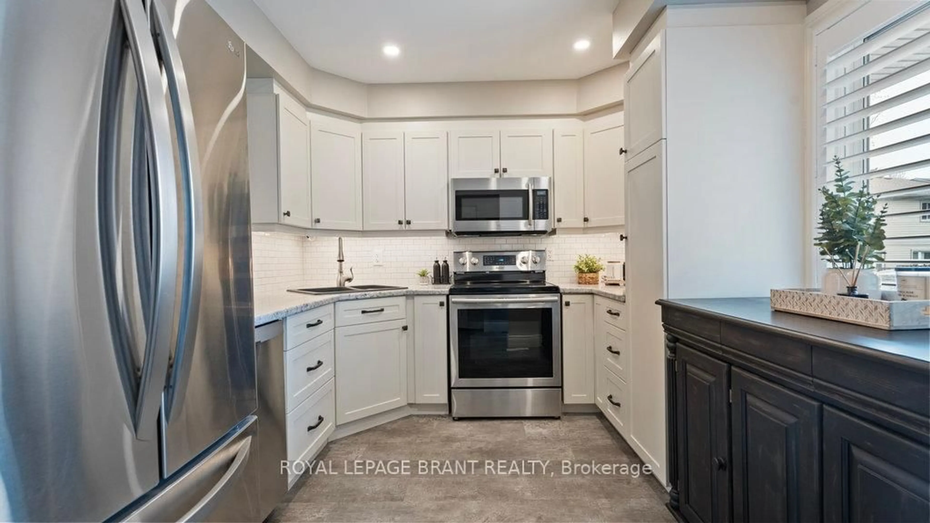 Standard kitchen, ceramic/tile floor for 15 Green Valley Dr #29, Kitchener Ontario N2P 1K7