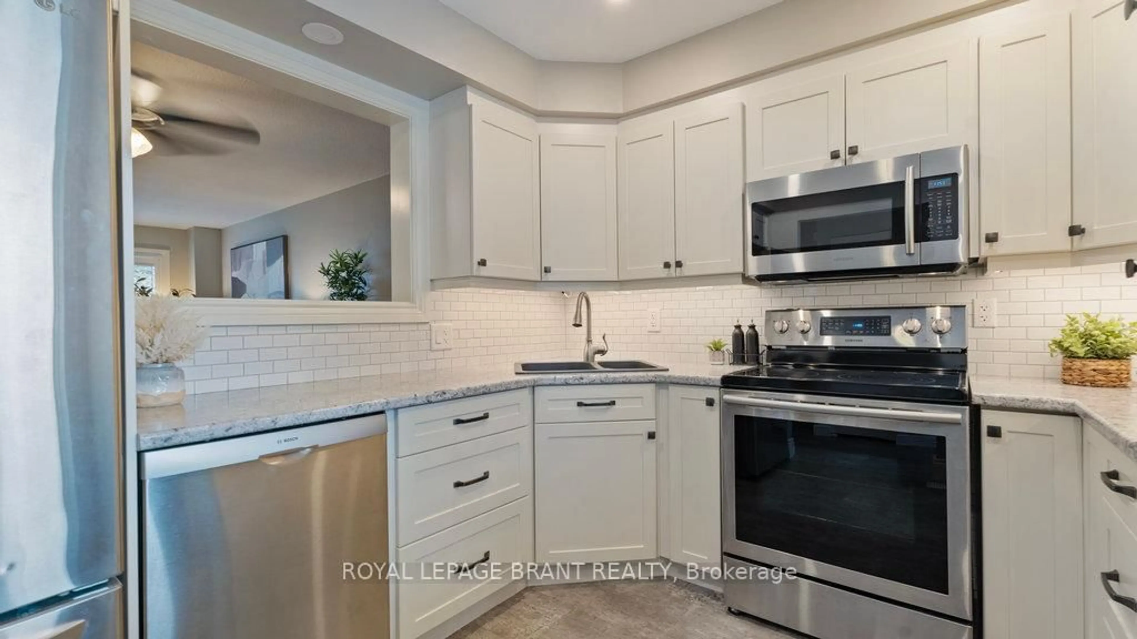 Open concept kitchen, ceramic/tile floor for 15 Green Valley Dr #29, Kitchener Ontario N2P 1K7