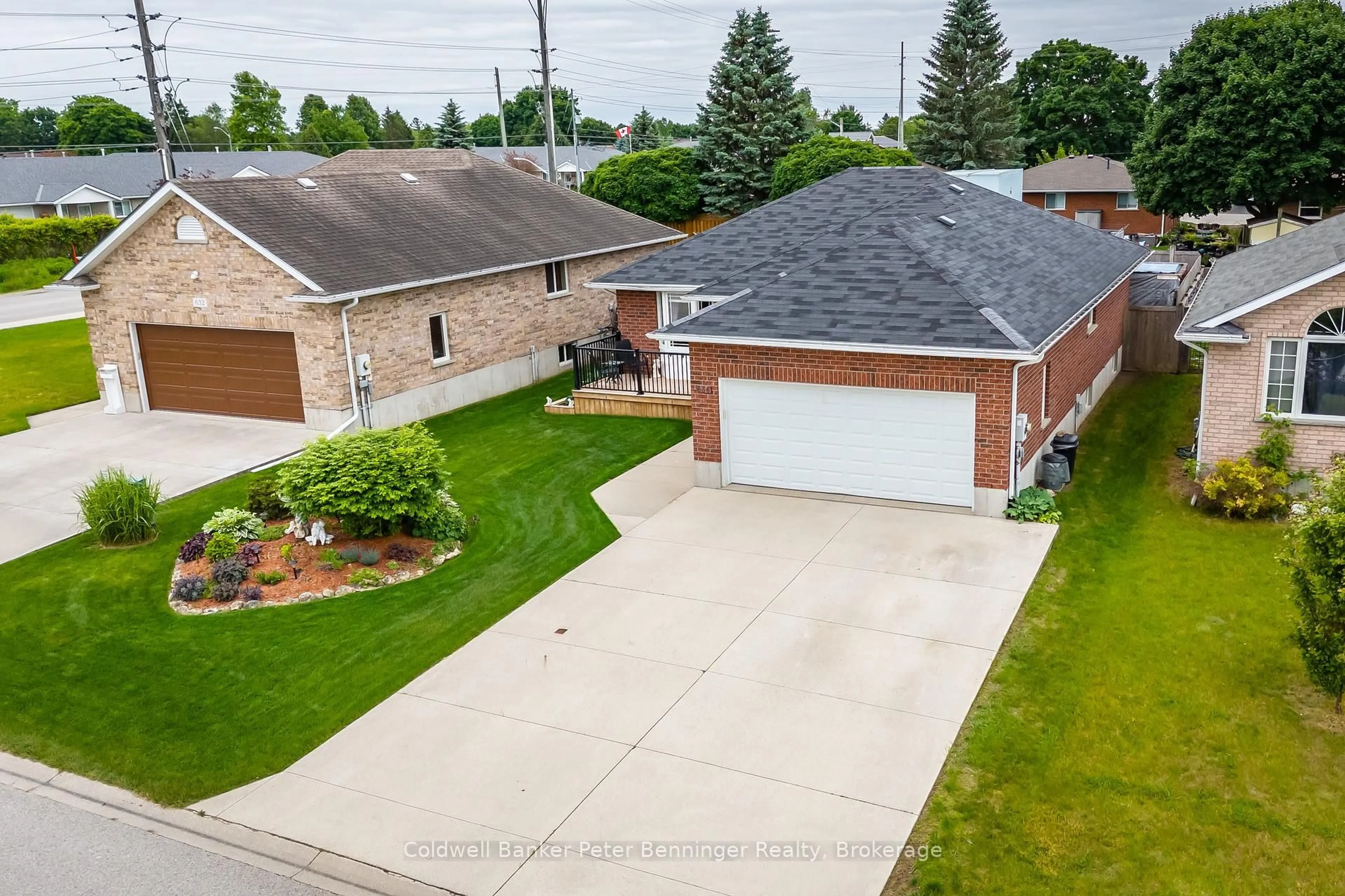 A pic from outside/outdoor area/front of a property/back of a property/a pic from drone, street for 636 22nd Ave, Hanover Ontario N4N 3W7