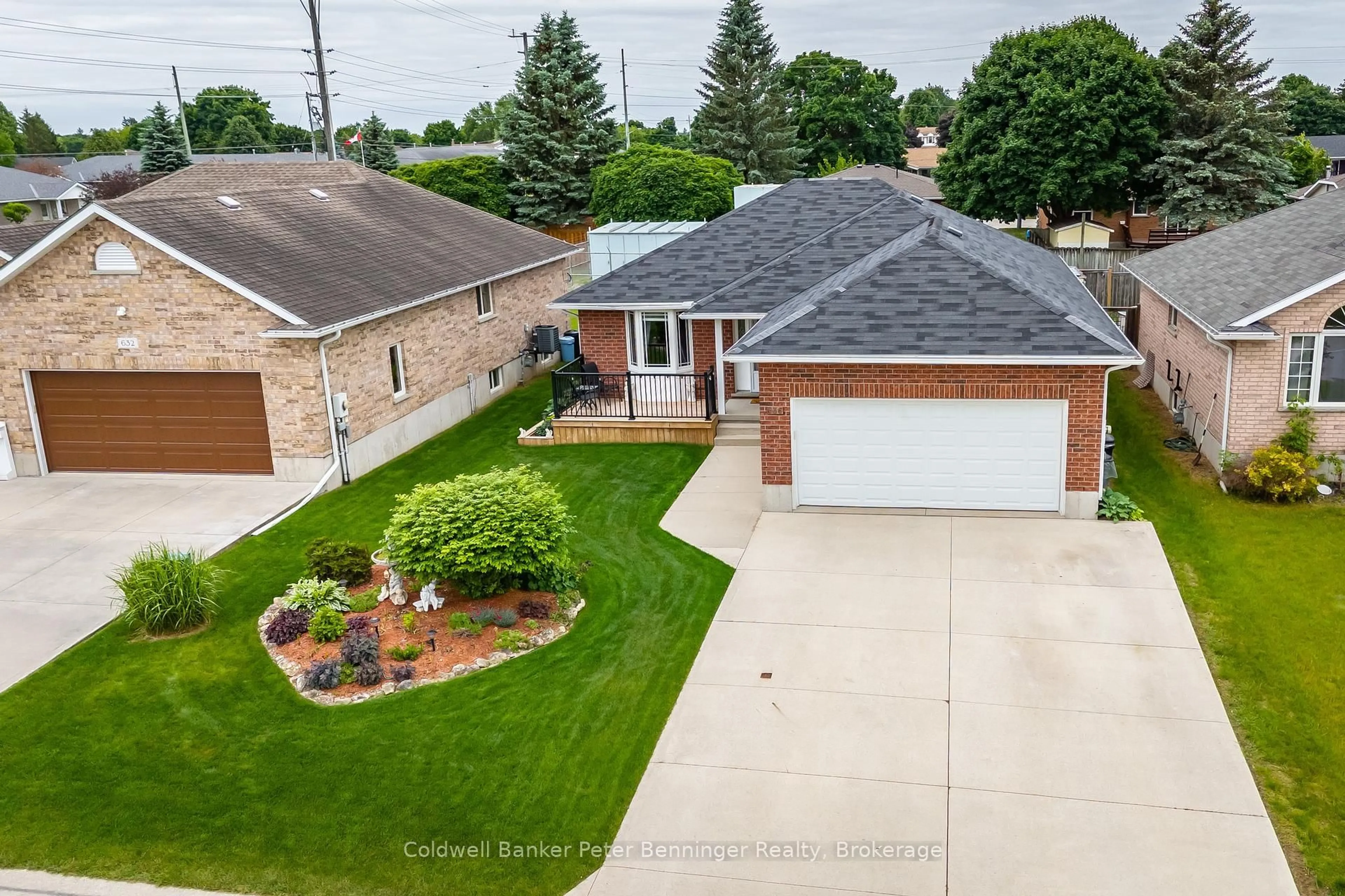 A pic from outside/outdoor area/front of a property/back of a property/a pic from drone, street for 636 22nd Ave, Hanover Ontario N4N 3W7