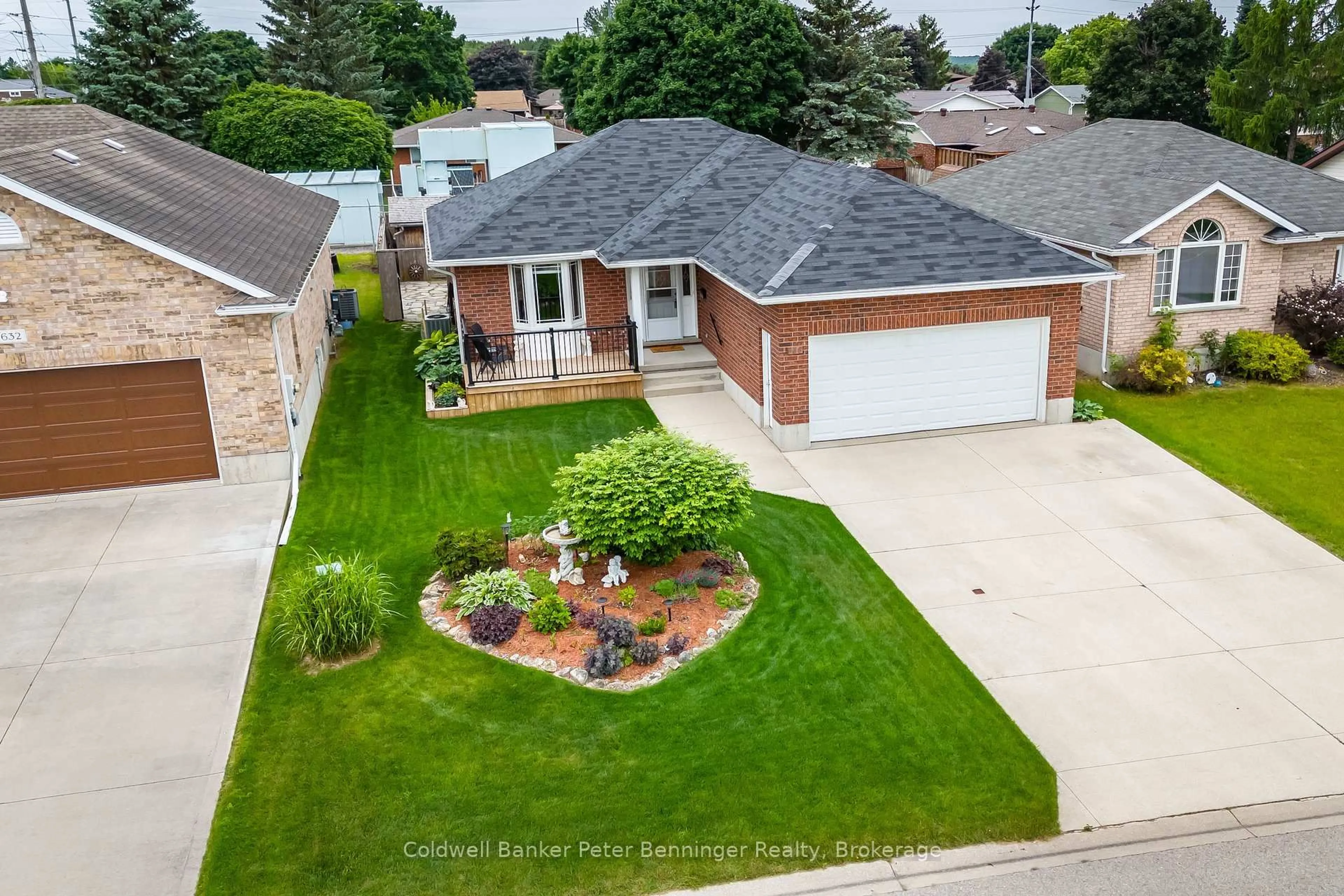 A pic from outside/outdoor area/front of a property/back of a property/a pic from drone, street for 636 22nd Ave, Hanover Ontario N4N 3W7