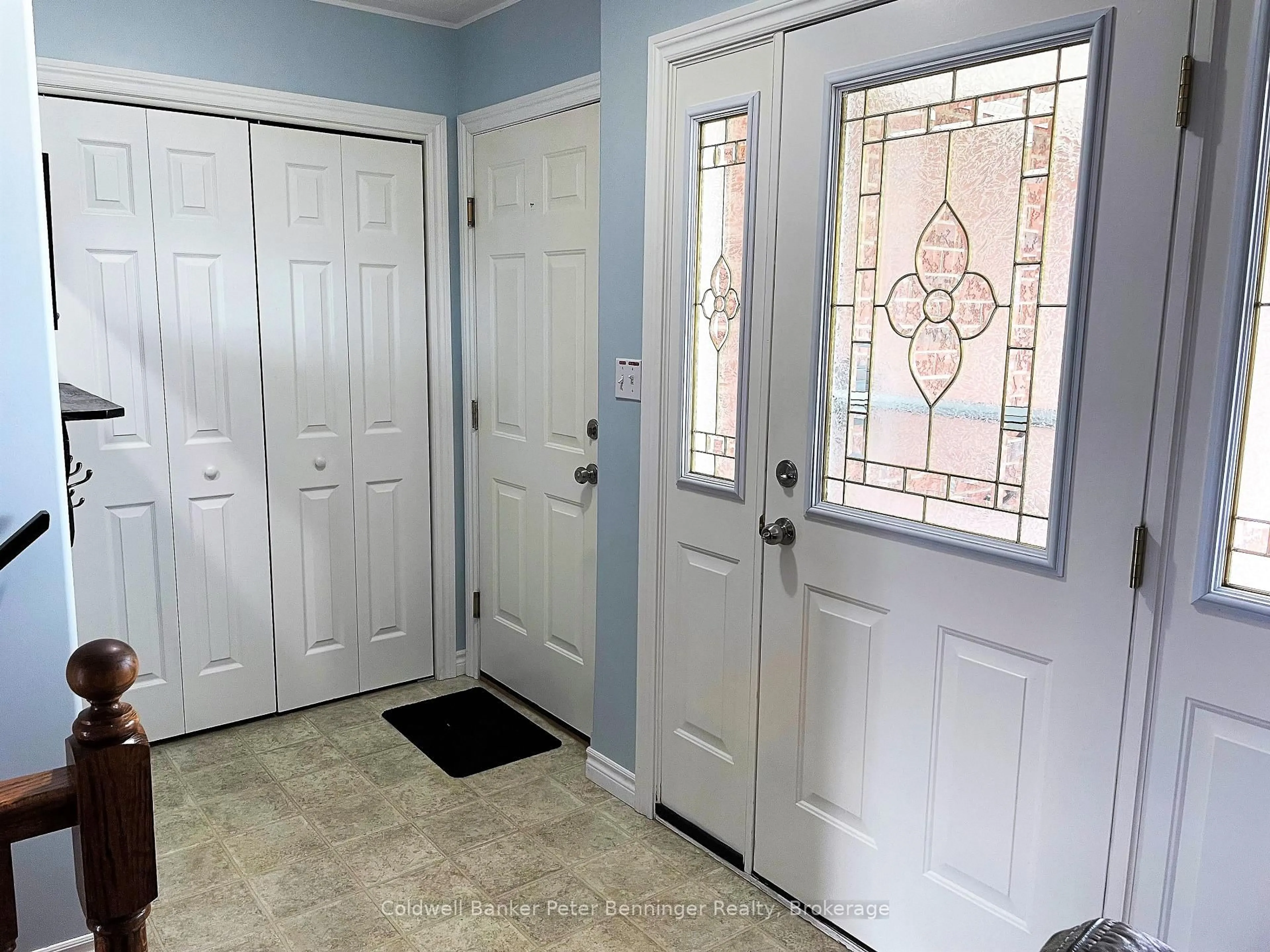 Indoor entryway for 636 22nd Ave, Hanover Ontario N4N 3W7