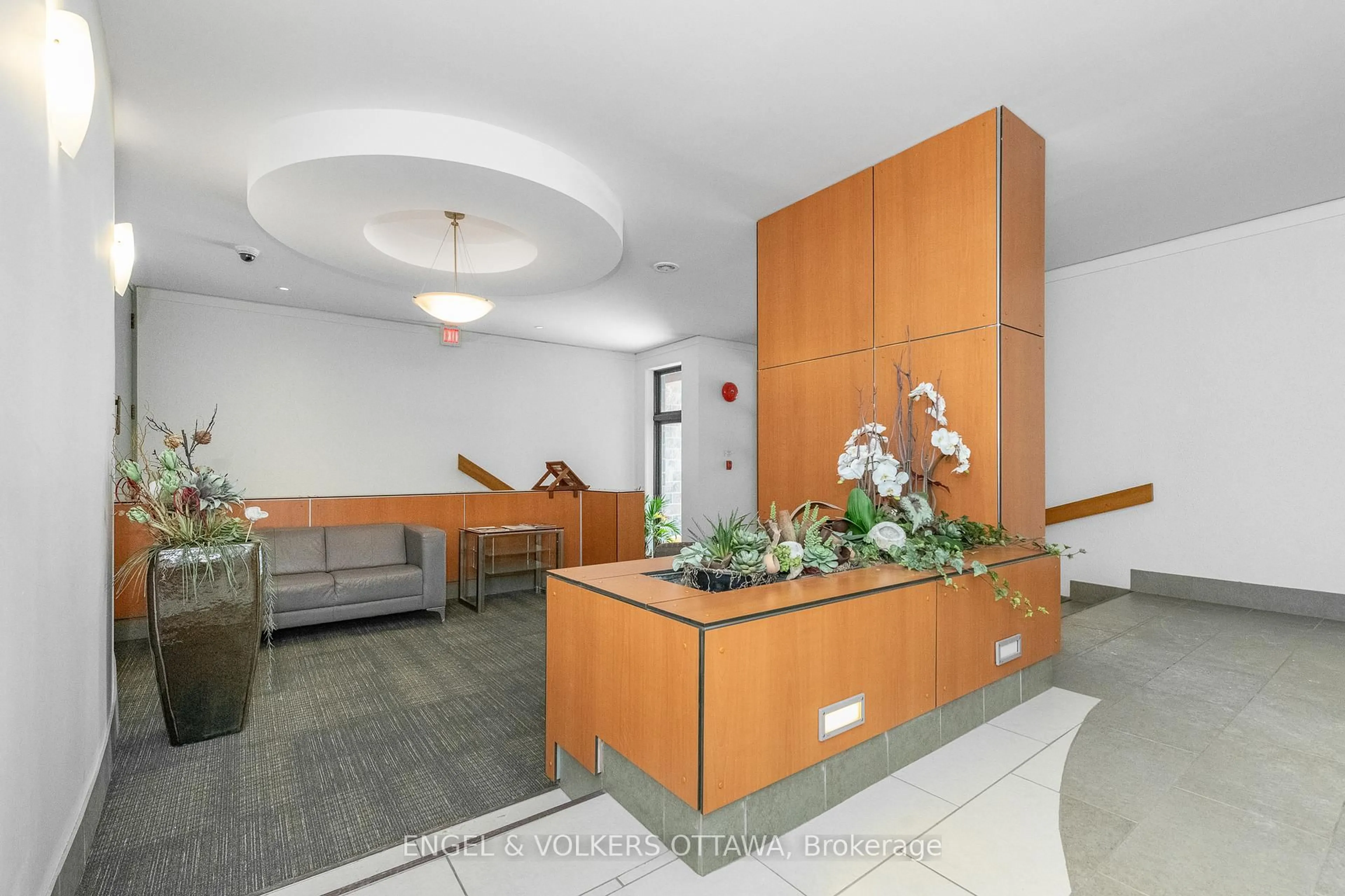 Indoor foyer for 373 LAURIER Ave #906, Ottawa Ontario K1N 8X6