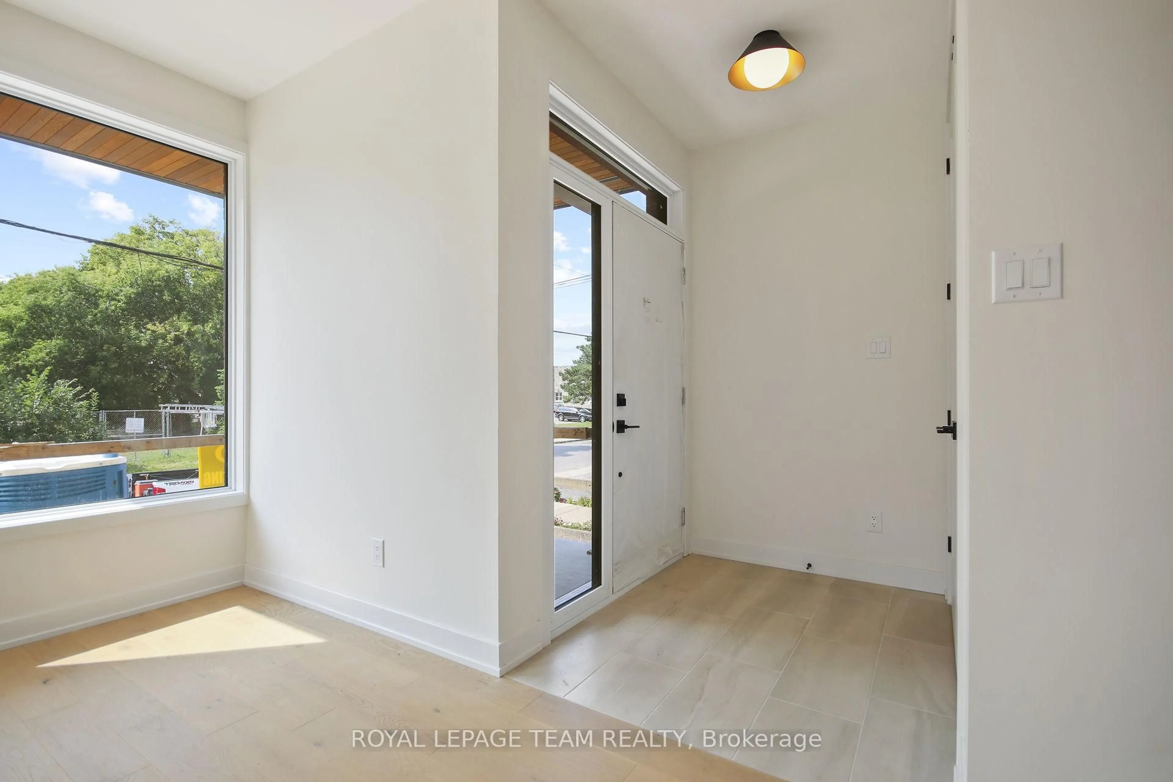 Indoor entryway for 241 Breezehill Ave #B/B2, Ottawa Ontario K1Y 2J2