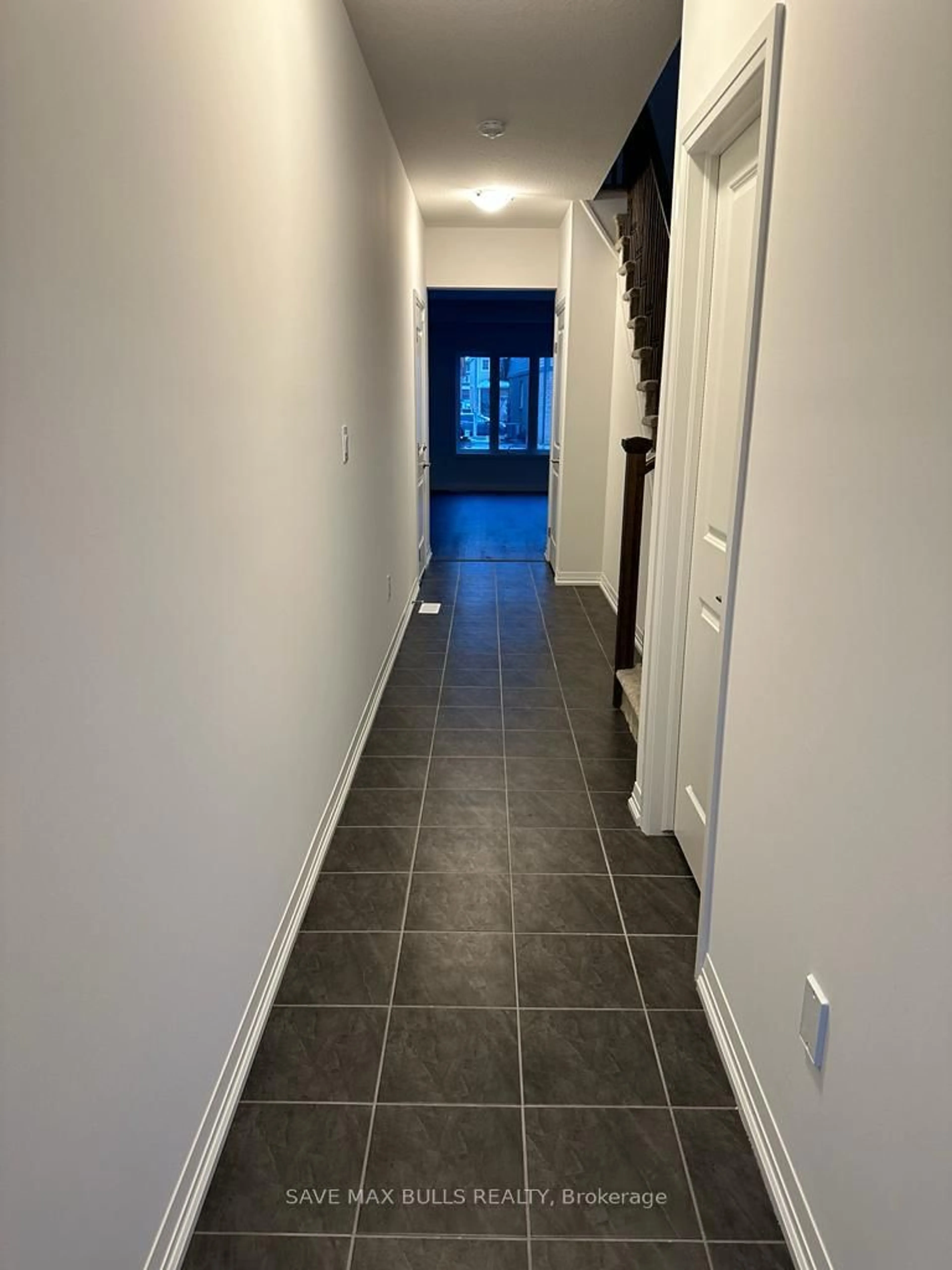 Indoor entryway for 156 Bur Oak Dr, Thorold Ontario L6V 0L7