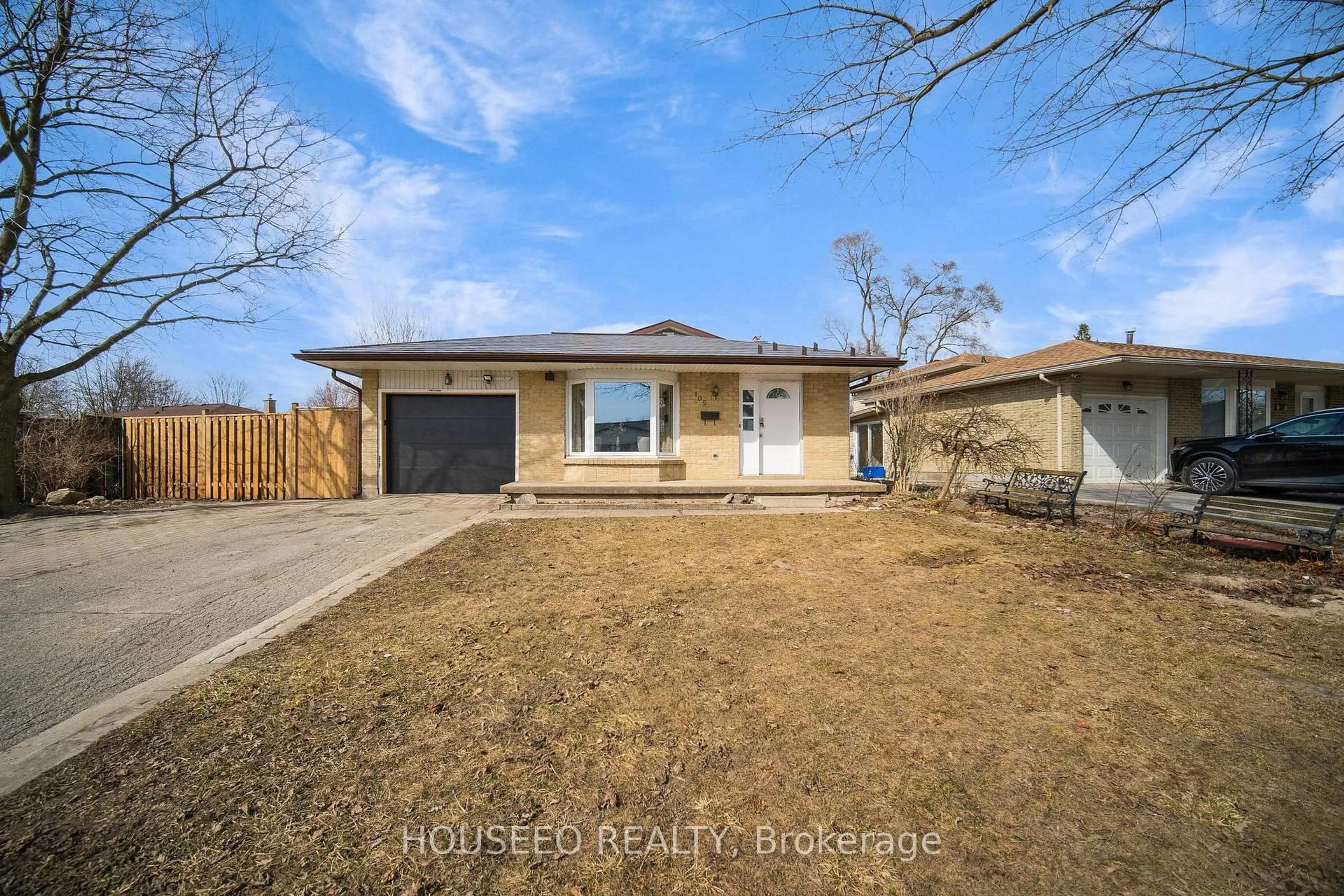 A pic from outside/outdoor area/front of a property/back of a property/a pic from drone, street for 105 FENNELL Cres, London South Ontario N6E 2E2