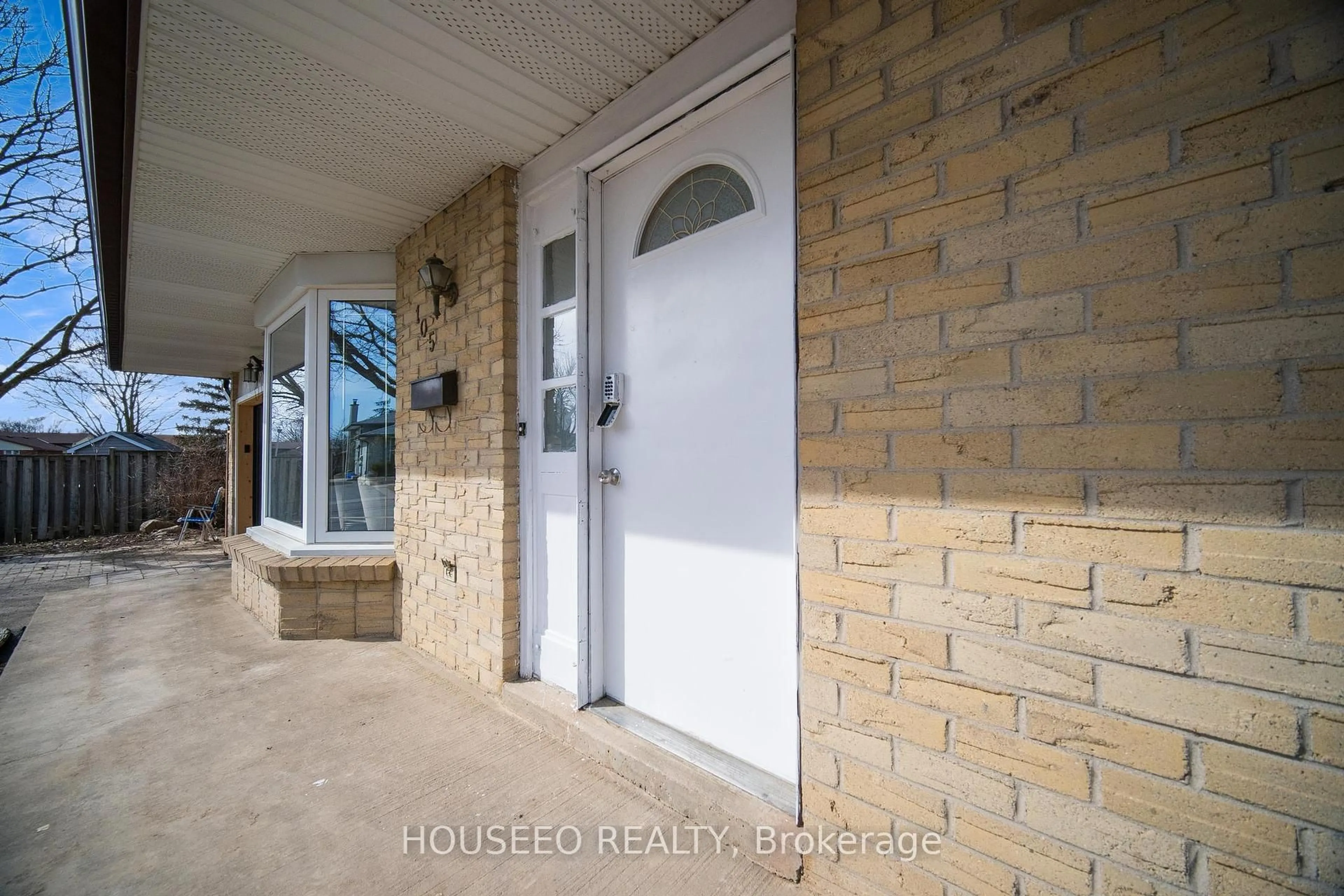 Indoor entryway for 105 FENNELL Cres, London South Ontario N6E 2E2