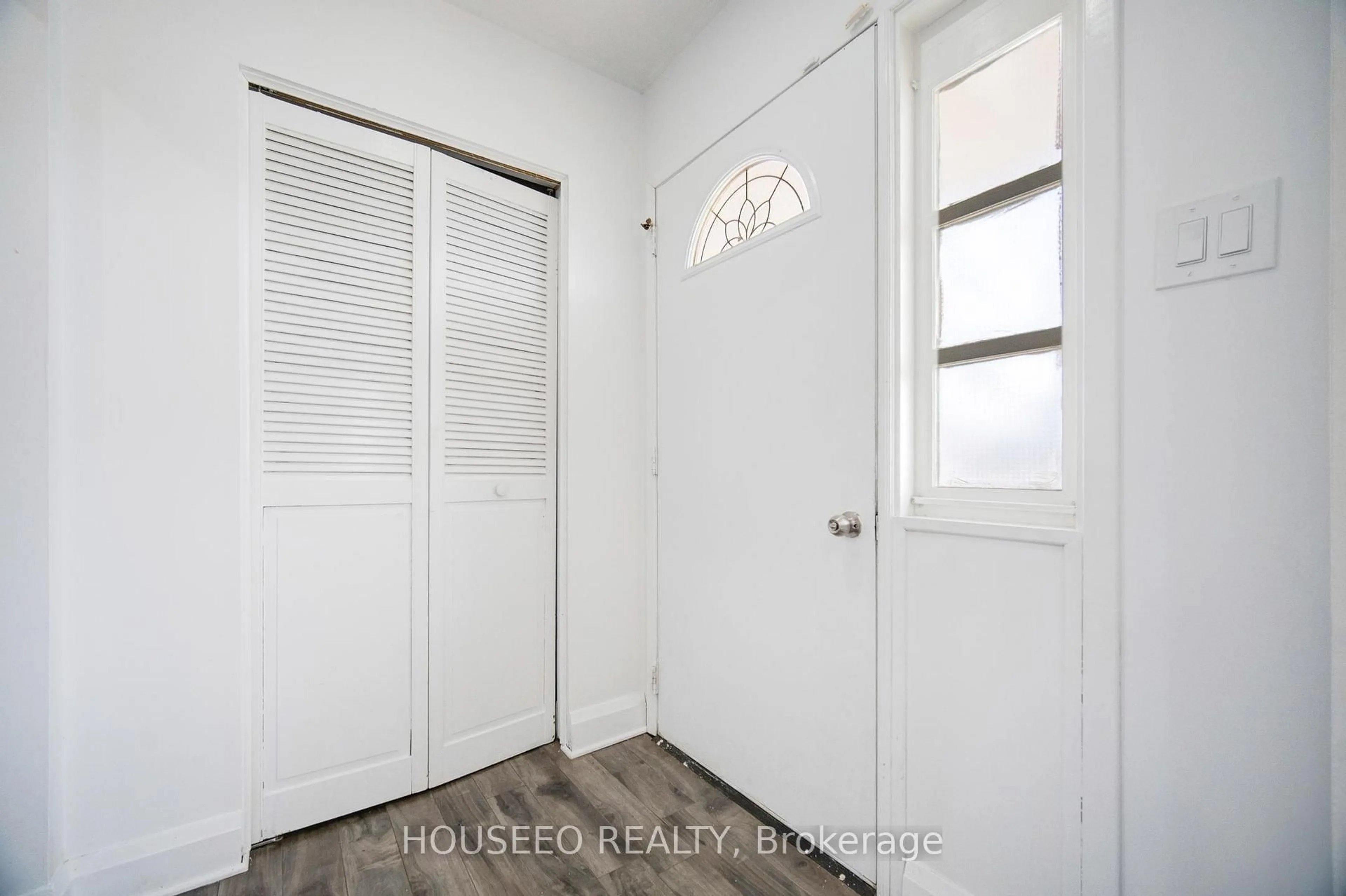 Indoor entryway for 105 FENNELL Cres, London South Ontario N6E 2E2