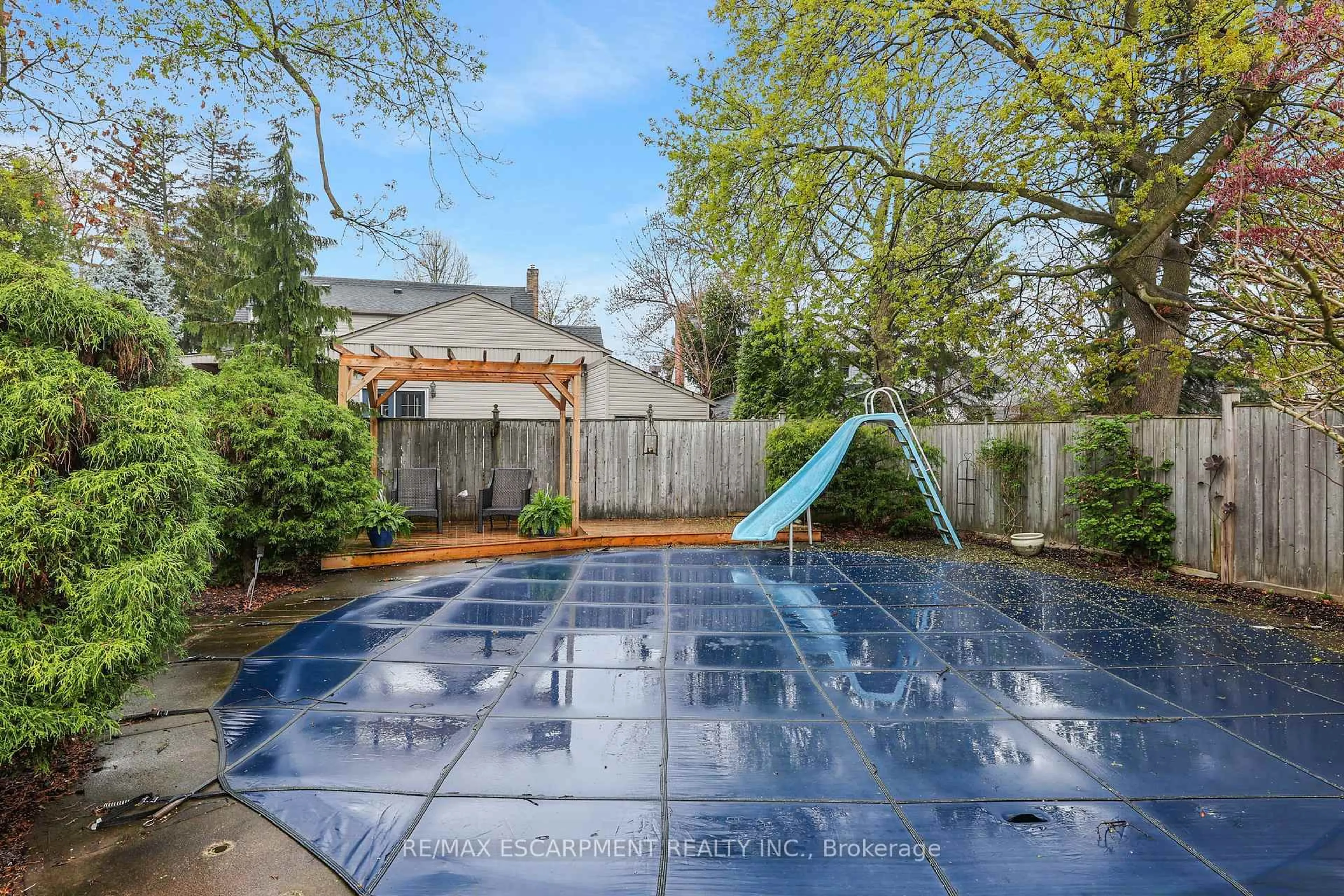 Patio, street for 140 Main St, Grimsby Ontario L3M 1S2