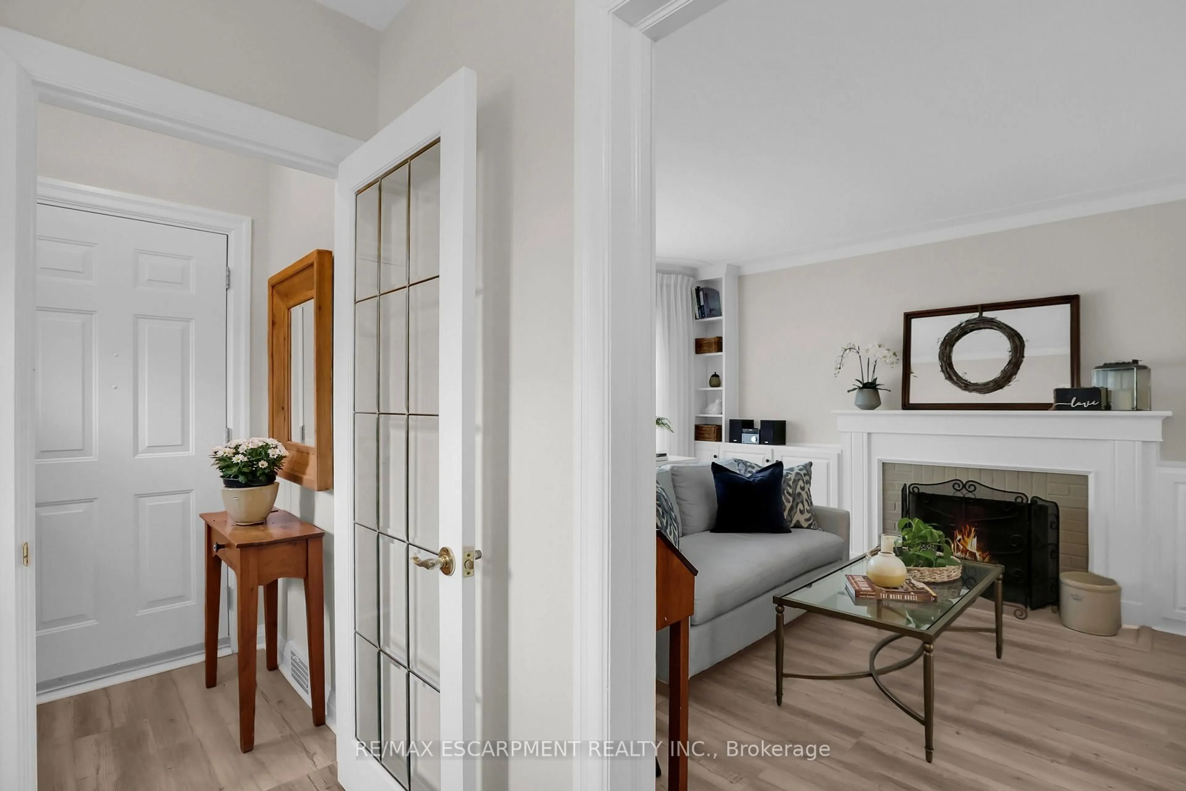 Indoor entryway for 140 Main St, Grimsby Ontario L3M 1S2