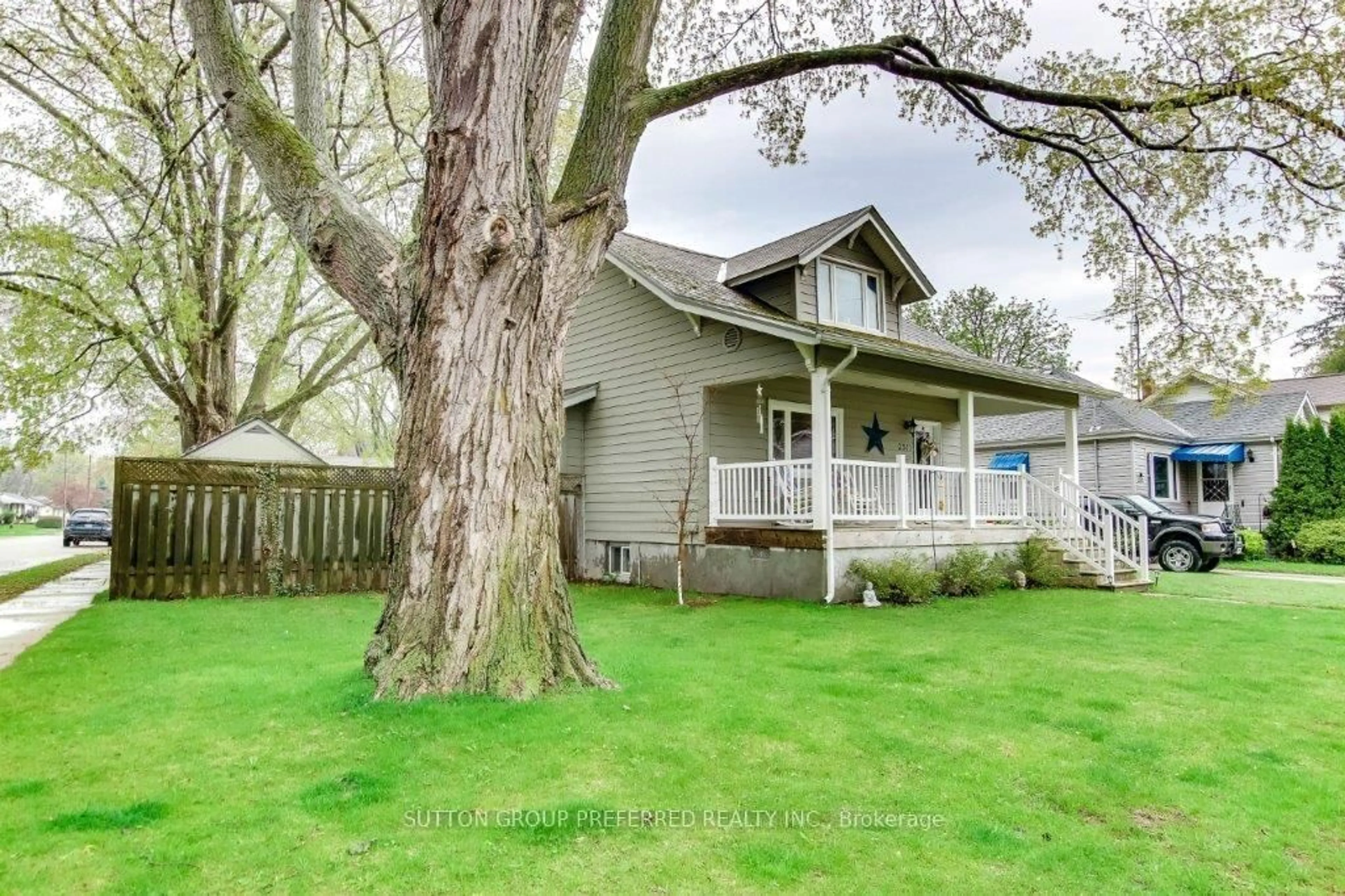Unknown for 2517 Queen St, Strathroy-Caradoc Ontario N0L 1W0