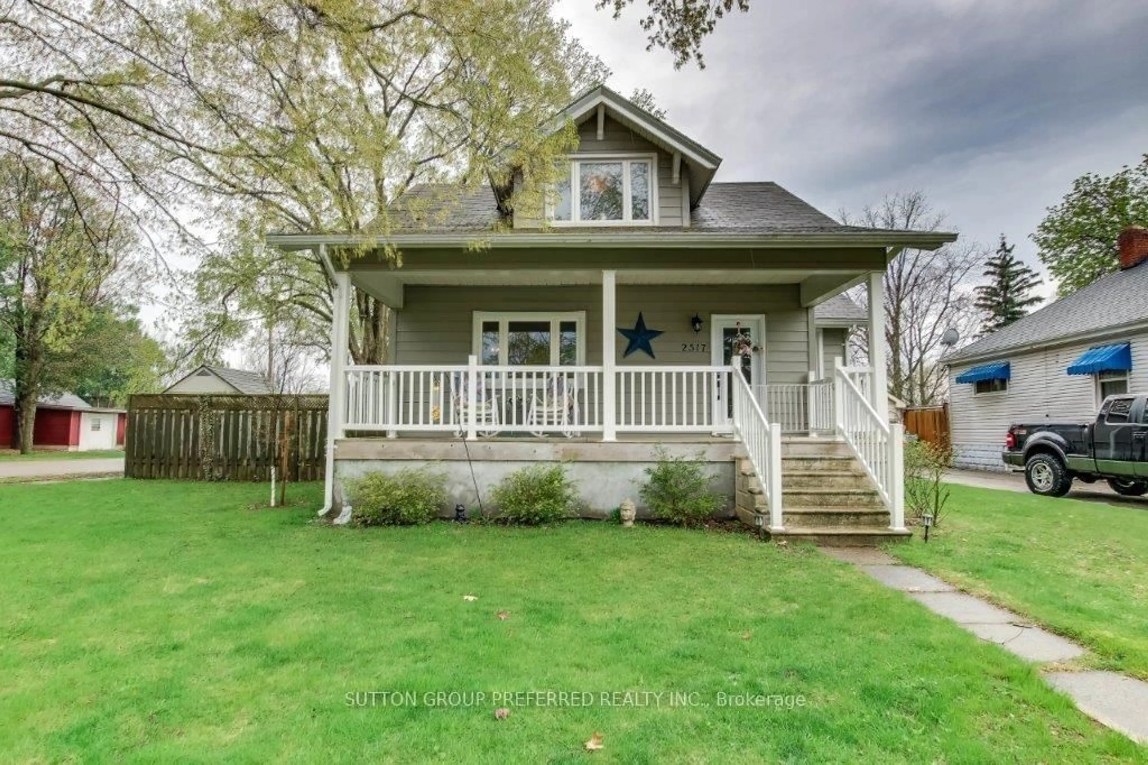 Home with vinyl exterior material, street for 2517 Queen St, Strathroy-Caradoc Ontario N0L 1W0