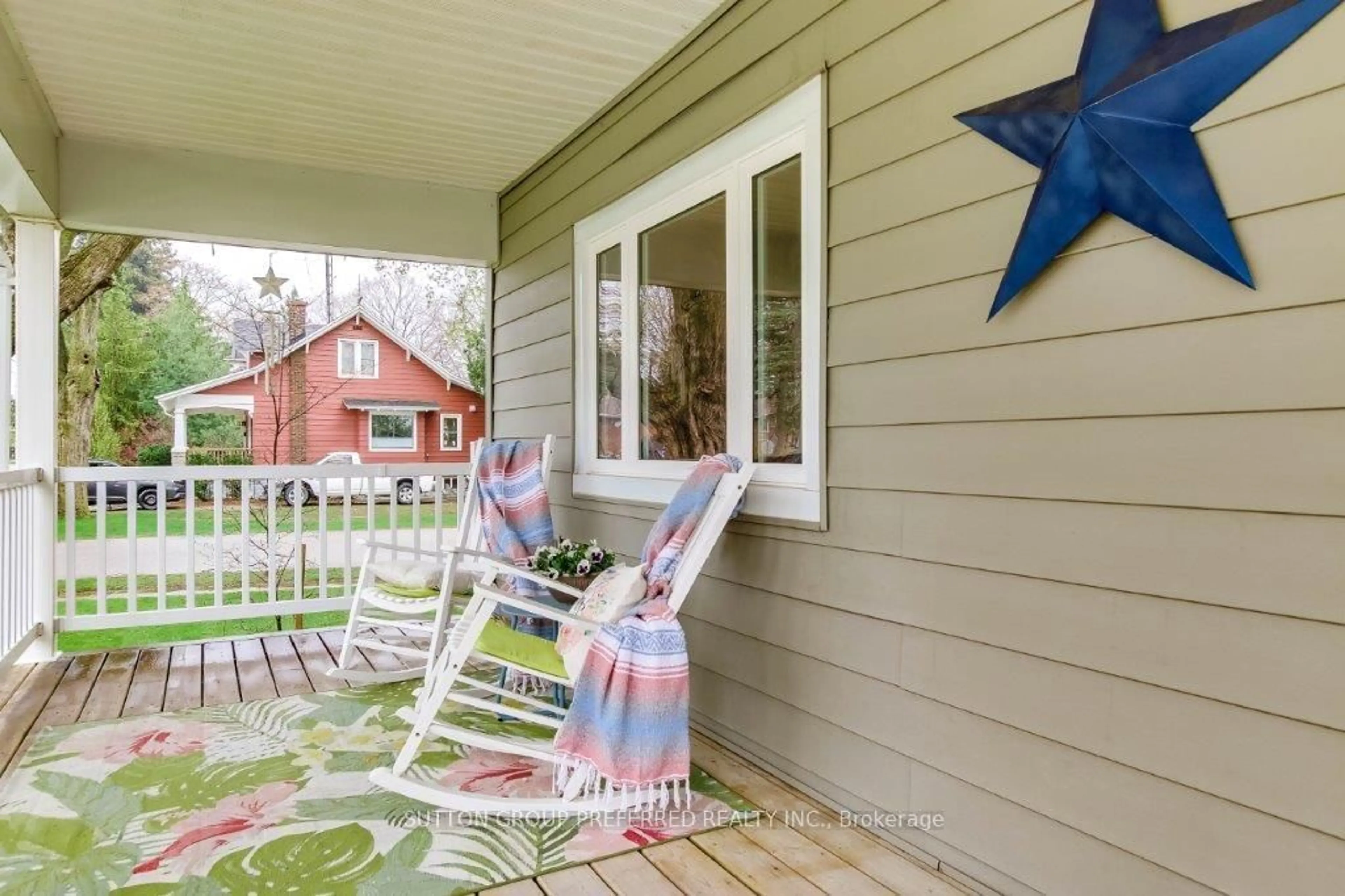Patio, street for 2517 Queen St, Strathroy-Caradoc Ontario N0L 1W0