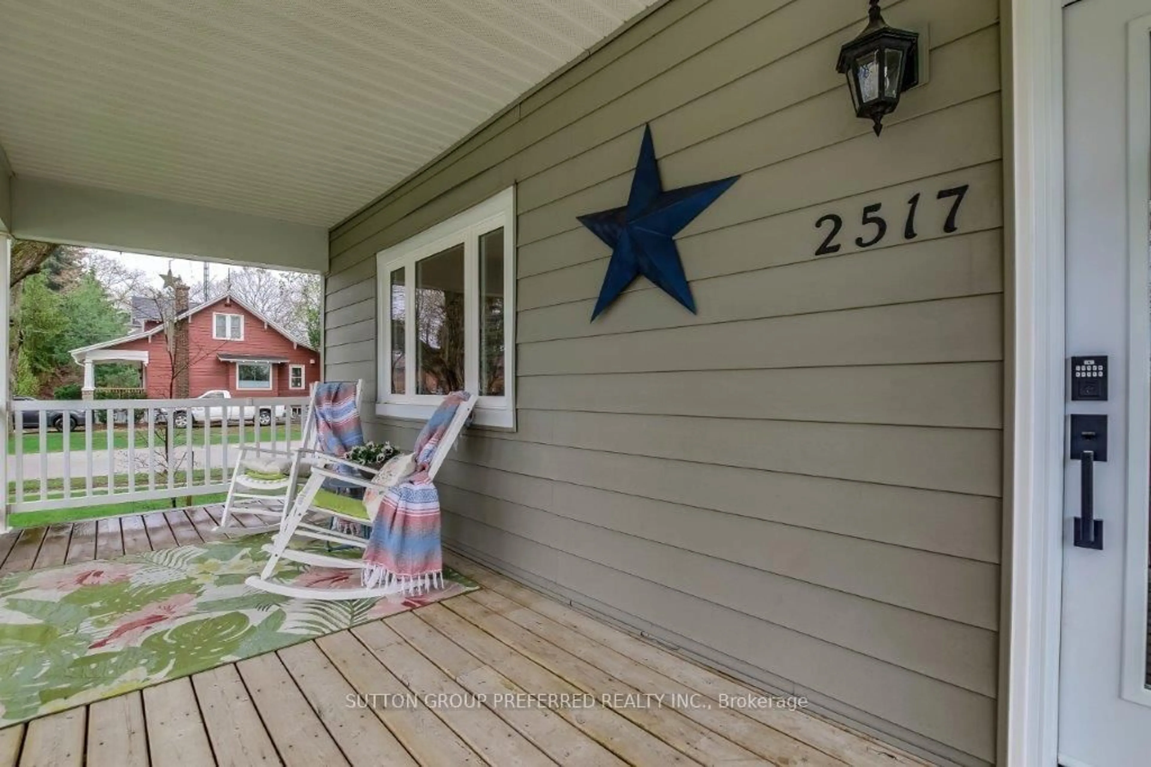 Patio, street for 2517 Queen St, Strathroy-Caradoc Ontario N0L 1W0
