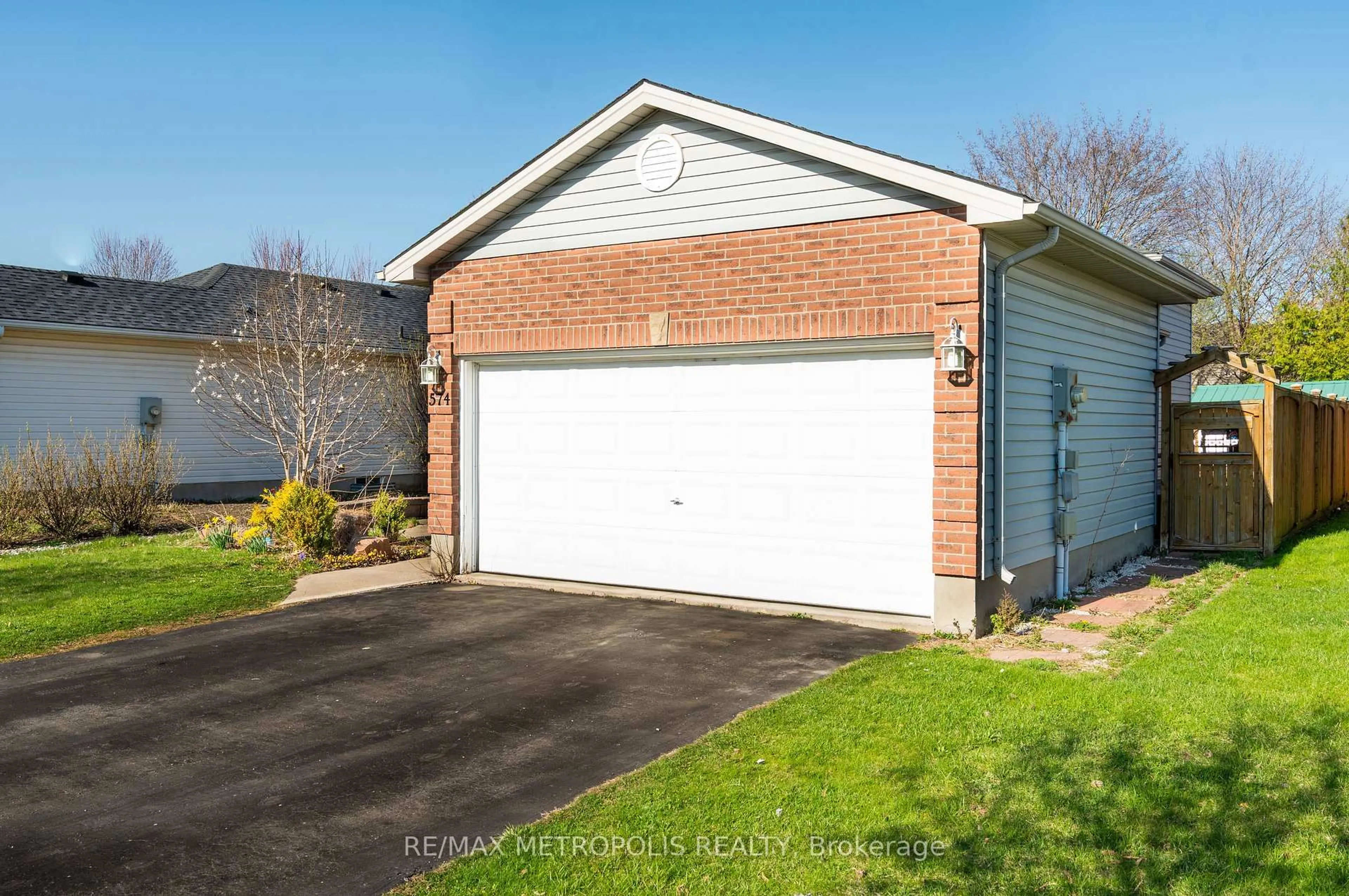 Indoor garage for 574 Talltree Cres, London East Ontario N5V 5E4