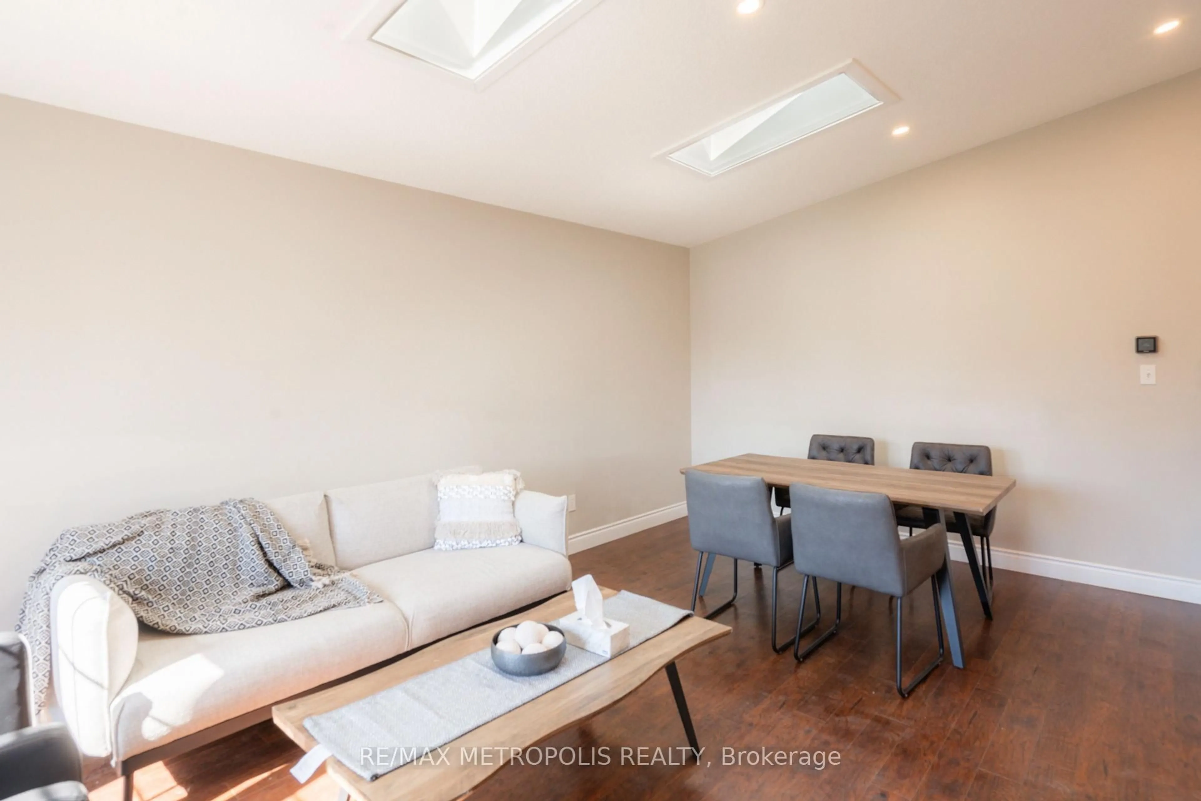 A pic of a room for 574 Talltree Cres, London East Ontario N5V 5E4